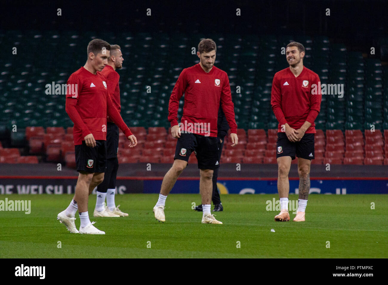 Cardiff, Wales. 10. Oktober, 2018. Wales Verteidiger Ben Davies Züge im Fürstentum Stadion vor den anstehenden Länderspielen gegen Spanien und der Republik Irland. Lewis Mitchell/YCPD. Quelle: Lewis Mitchell/Alamy leben Nachrichten Stockfoto