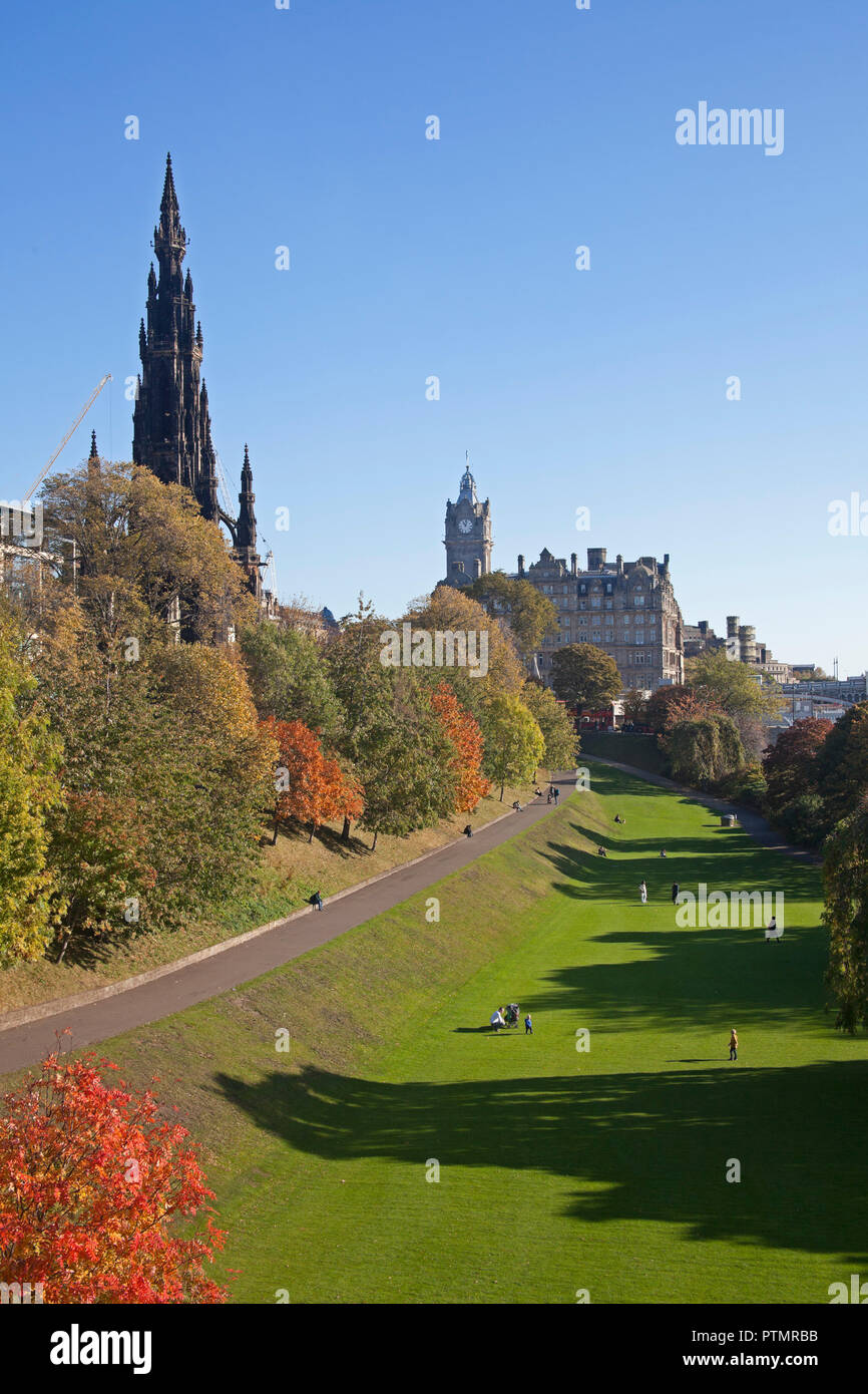 Edinburgh, Schottland, Großbritannien, 10. Oktober 2018. Ruhe vor dem Sturm, Sonne scheint auf die Princes Street Gardens Ost, Besucher in die Innenstadt in der warmen Sonne entspannen Stockfoto