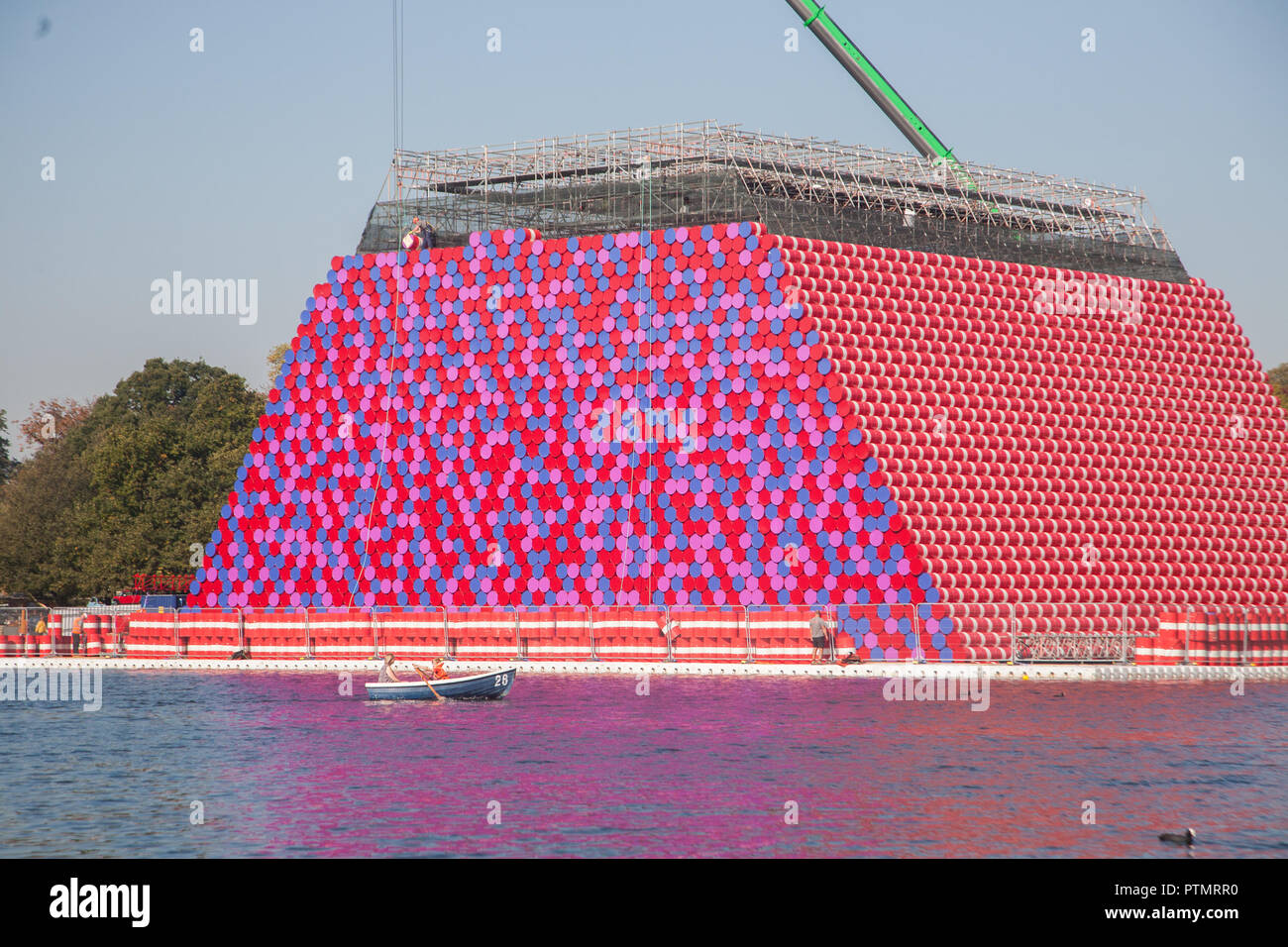 London, Großbritannien. 10. Oktober 2018. Die Arbeiter beginnen Demontage der London Mastaba temporäre Schwebende Skulptur von Christo und Jeanne Claude auf dem Serpentine Lake, die von 7,506 horizontal gestapelte Fässer, die Inspiration aus dem Trapez-förmigen Beerdigung Gräber im alten Ägypten Credit: Amer ghazzal/Alamy Leben Nachrichten Bestand Stockfoto