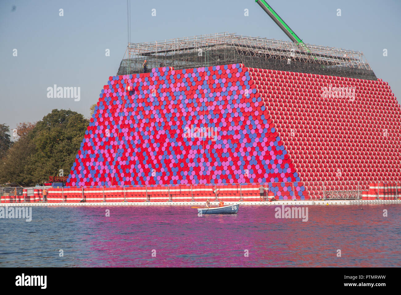 London, Großbritannien. 10. Oktober 2018. Die Arbeiter beginnen Demontage der London Mastaba temporäre Schwebende Skulptur von Christo und Jeanne Claude auf dem Serpentine Lake, die von 7,506 horizontal gestapelte Fässer, die Inspiration aus dem Trapez-förmigen Beerdigung Gräber im alten Ägypten Credit: Amer ghazzal/Alamy Leben Nachrichten Bestand Stockfoto