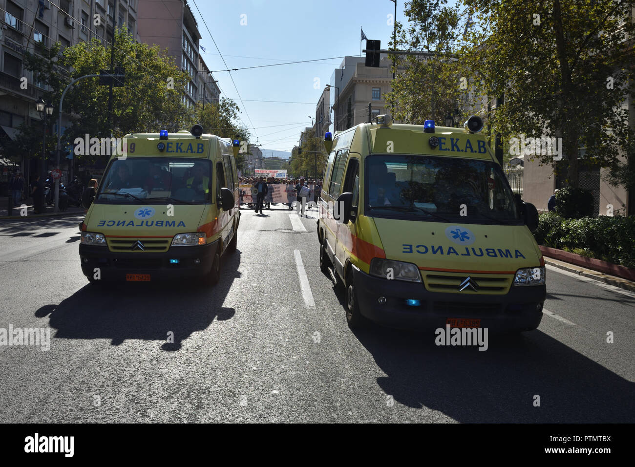 Athen, Griechenland. 10 Okt, 2018. Öffentliches Krankenhaus Mitarbeiter März gegen Kuerzungen im Gesundheitswesen in Athen, Griechenland. Credit: Nicolas Koutsokostas/Alamy leben Nachrichten Stockfoto