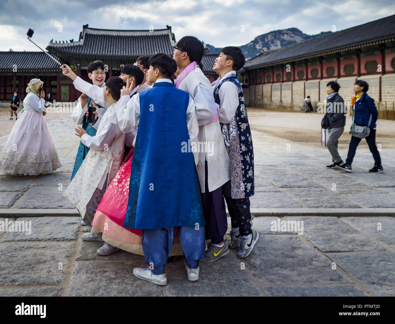 Seoul, Europa, Deutschland, Baden-Württemberg, Südkorea. 10 Okt, 2018.  Koreanische Männer tragen ' ' Hanbok'' style Kleidung zu Gyeongbokgung  Palast in Seoul. Hanbok ist traditionelle koreanische Kleidung, die  ursprünglich in den späten Joseon-dynastie,