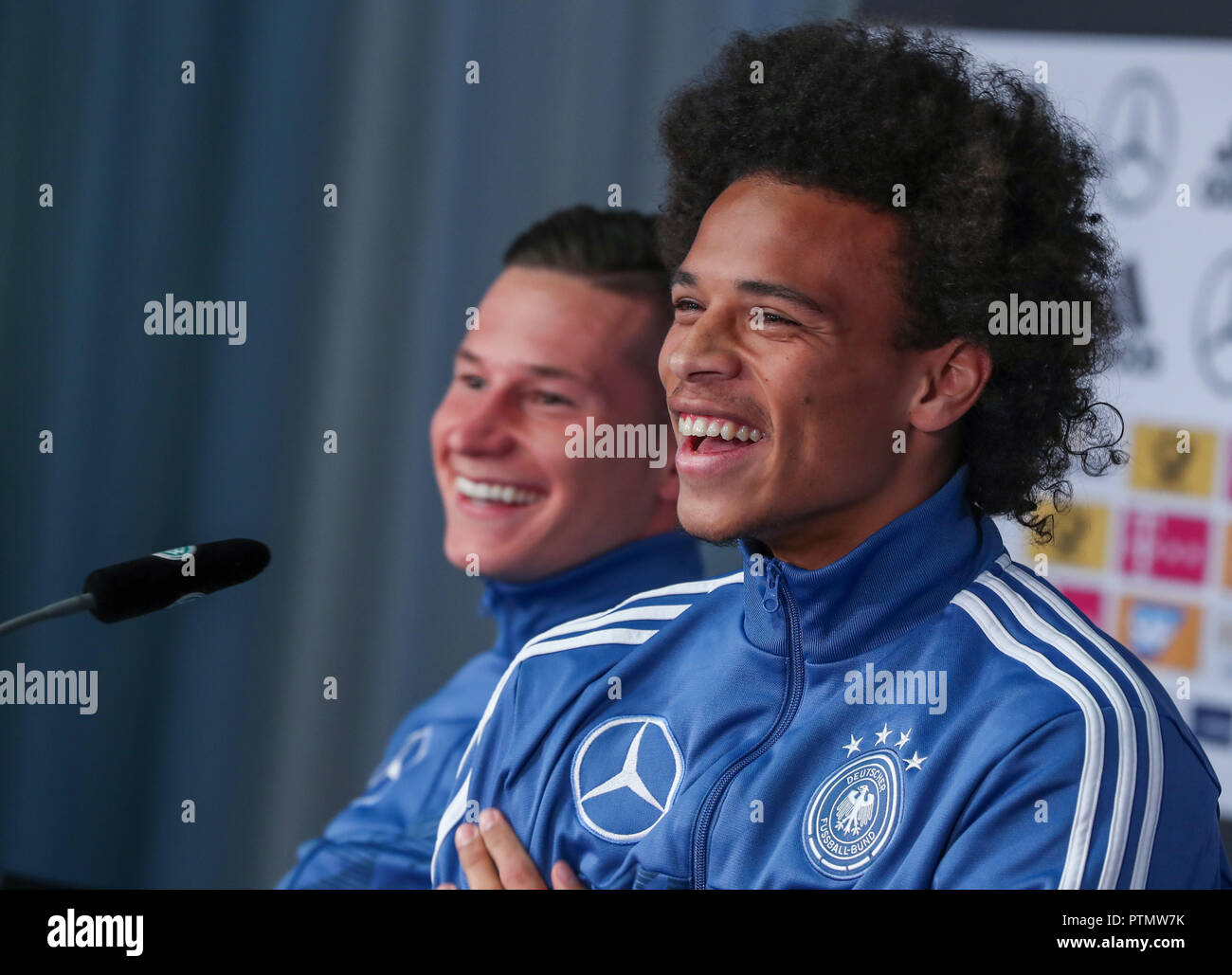10 Oktober 2018, Berlin: Fußball: Nationalmannschaft, Vorbereitung: Julian Draxler (l) stellt sich den Fragen der Journalisten mit Leroy Sané bei der DFB-Pressekonferenz zur Nations-League Matches gegen die Niederlande und Frankreich vorzubereiten. Foto: Jens Büttner/dpa-Zentralbild/dpa Stockfoto