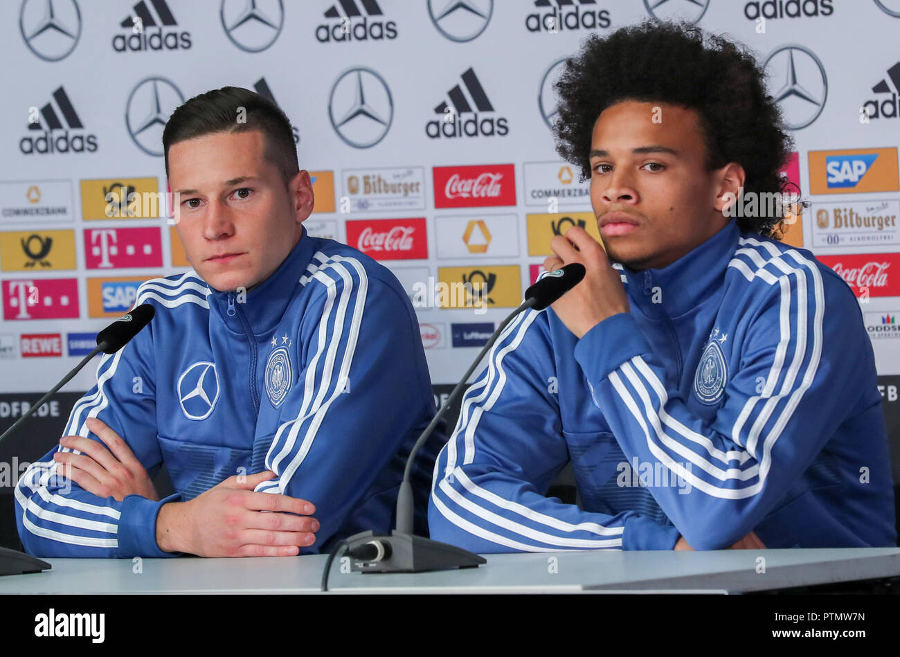 10 Oktober 2018, Berlin: Fußball: Nationalmannschaft, Vorbereitung: Julian Draxler (l) stellt sich den Fragen der Journalisten mit Leroy Sané bei der DFB-Pressekonferenz zur Nations-League Matches gegen die Niederlande und Frankreich vorzubereiten. Foto: Jens Büttner/dpa-Zentralbild/dpa Stockfoto