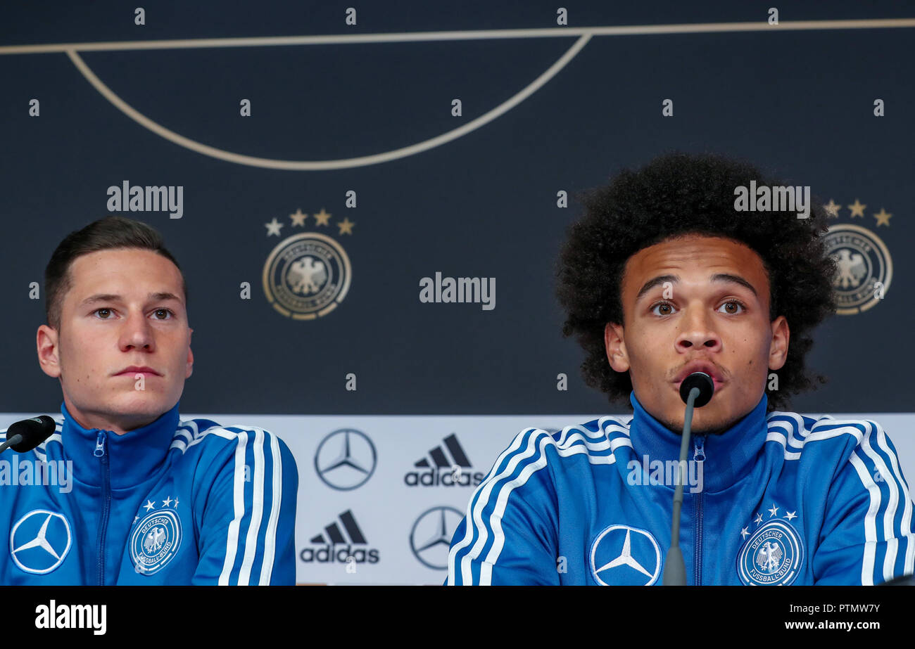 10 Oktober 2018, Berlin: Fußball: Nationalmannschaft, Vorbereitung: Julian Draxler (l) stellt sich den Fragen der Journalisten mit Leroy Sané bei der DFB-Pressekonferenz zur Nations-League Matches gegen die Niederlande und Frankreich vorzubereiten. Foto: Jens Büttner/dpa-Zentralbild/dpa Stockfoto