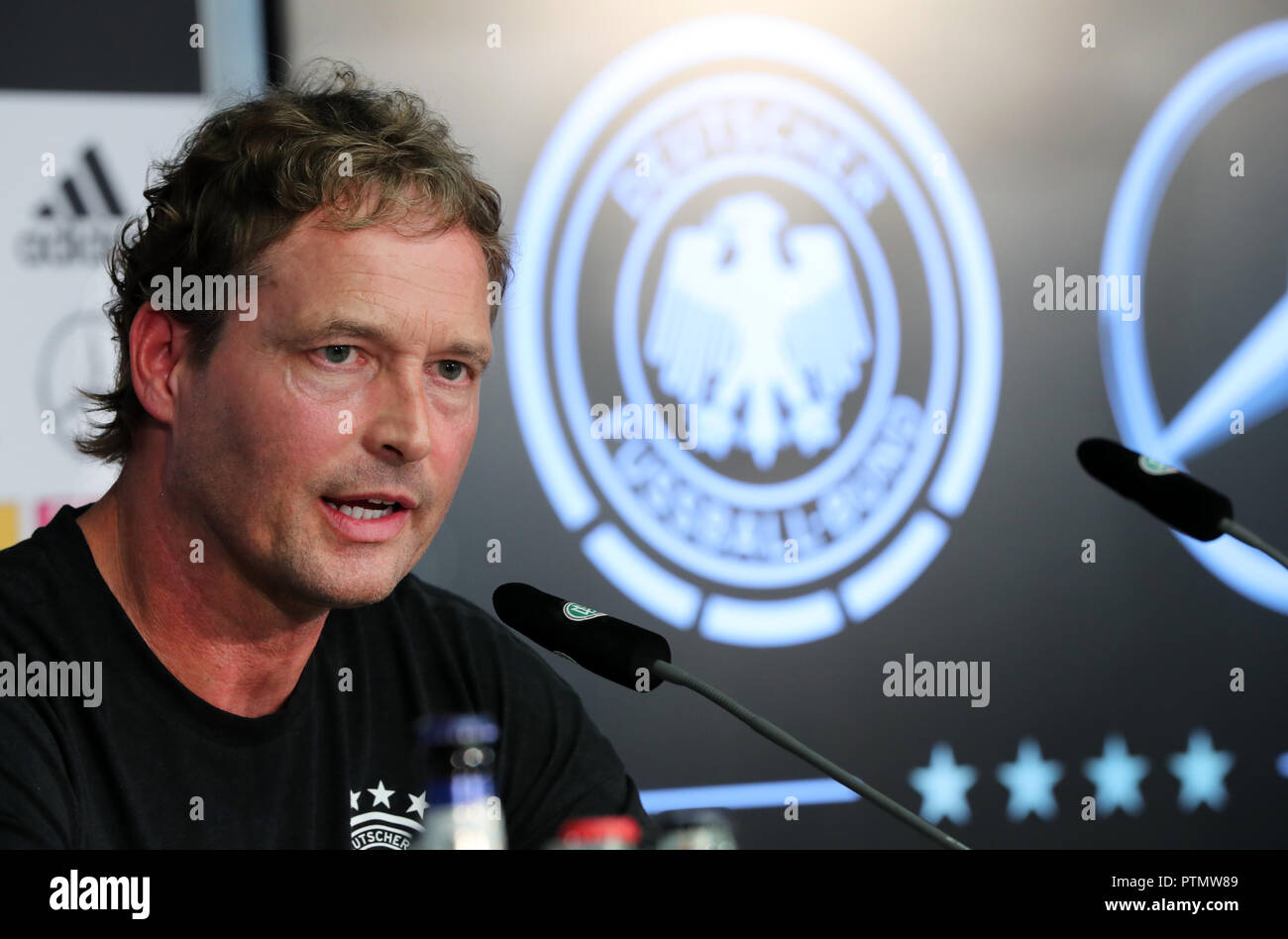10 Oktober 2018, Berlin: Fußball: Nationalmannschaft, Vorbereitung: Marcus Sorg, Co-Trainer der Deutschen Nationalmannschaft, antwortet auf die Fragen der Journalisten bei der DFB-Pressekonferenz in Vorbereitung auf die Nations-League Matches gegen die Niederlande und Frankreich. Foto: Jens Büttner/dpa-Zentralbild/dpa Stockfoto 10 Oktober 2018, Berlin: Fußball: Nationalmannschaft, Vorbereitung: Marcus Sorg, Co-Trainer der Deutschen Nationalmannschaft, antwortet auf die Fragen der Journalisten bei der DFB-Pressekonferenz in Vorbereitung auf die Nations-League Matches gegen die Niederlande und Frankreich. Foto: Jens Büttner/dpa-Zentralbild/dpa Stockfoto