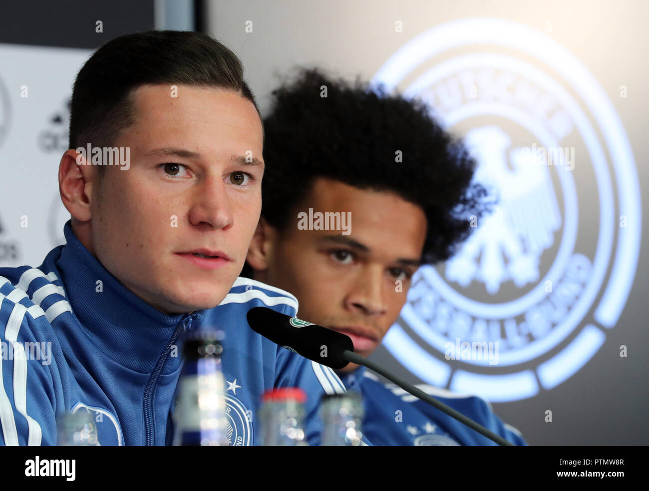 10 Oktober 2018, Berlin: Fußball: Nationalmannschaft, Vorbereitung: Julian Draxler (l) stellt sich den Fragen der Journalisten mit Leroy Sané bei der DFB-Pressekonferenz zur Nations-League Matches gegen die Niederlande und Frankreich vorzubereiten. Foto: Jens Büttner/dpa-Zentralbild/dpa Stockfoto