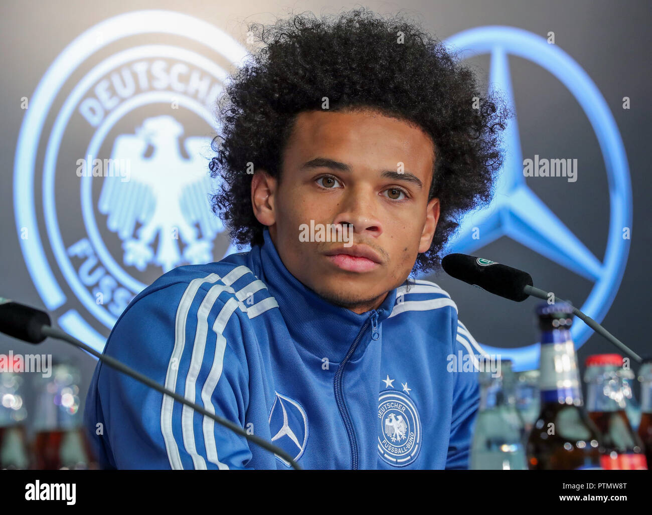 10 Oktober 2018, Berlin: Fußball: Nationalmannschaft, Vorbereitung: Leroy Sané beantwortet Fragen der Journalisten bei der DFB-Pressekonferenz zur Nations-League Matches gegen die Niederlande und Frankreich vorzubereiten. Foto: Jens Büttner/dpa-Zentralbild/dpa Stockfoto