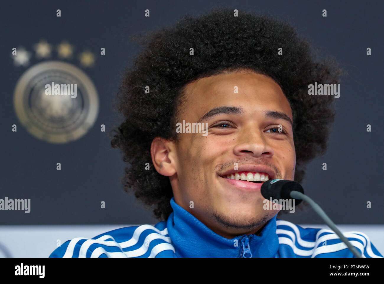 10 Oktober 2018, Berlin: Fußball: Nationalmannschaft, Vorbereitung: Leroy Sané beantwortet Fragen der Journalisten bei der DFB-Pressekonferenz zur Nations-League Matches gegen die Niederlande und Frankreich vorzubereiten. Foto: Jens Büttner/dpa-Zentralbild/dpa Stockfoto