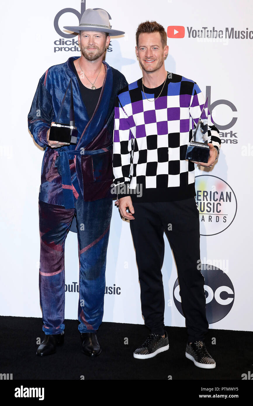 LOS ANGELES, USA - 9. Oktober: Brian Kelley (L) und Tyler Hubbard von Florida Georgia Linie im Presseraum der American Music Awards 2018, die in den Microsoft Theater am 9. Oktober in Los Angeles, USA 2018 fotografiert. Quelle: John Rasimus/MediaPunch *** FRANKREICH, SCHWEDEN, NORWEGEN, DENARK, Finnland, USA, Tschechische Republik, SÜDAMERIKA NUR*** Stockfoto
