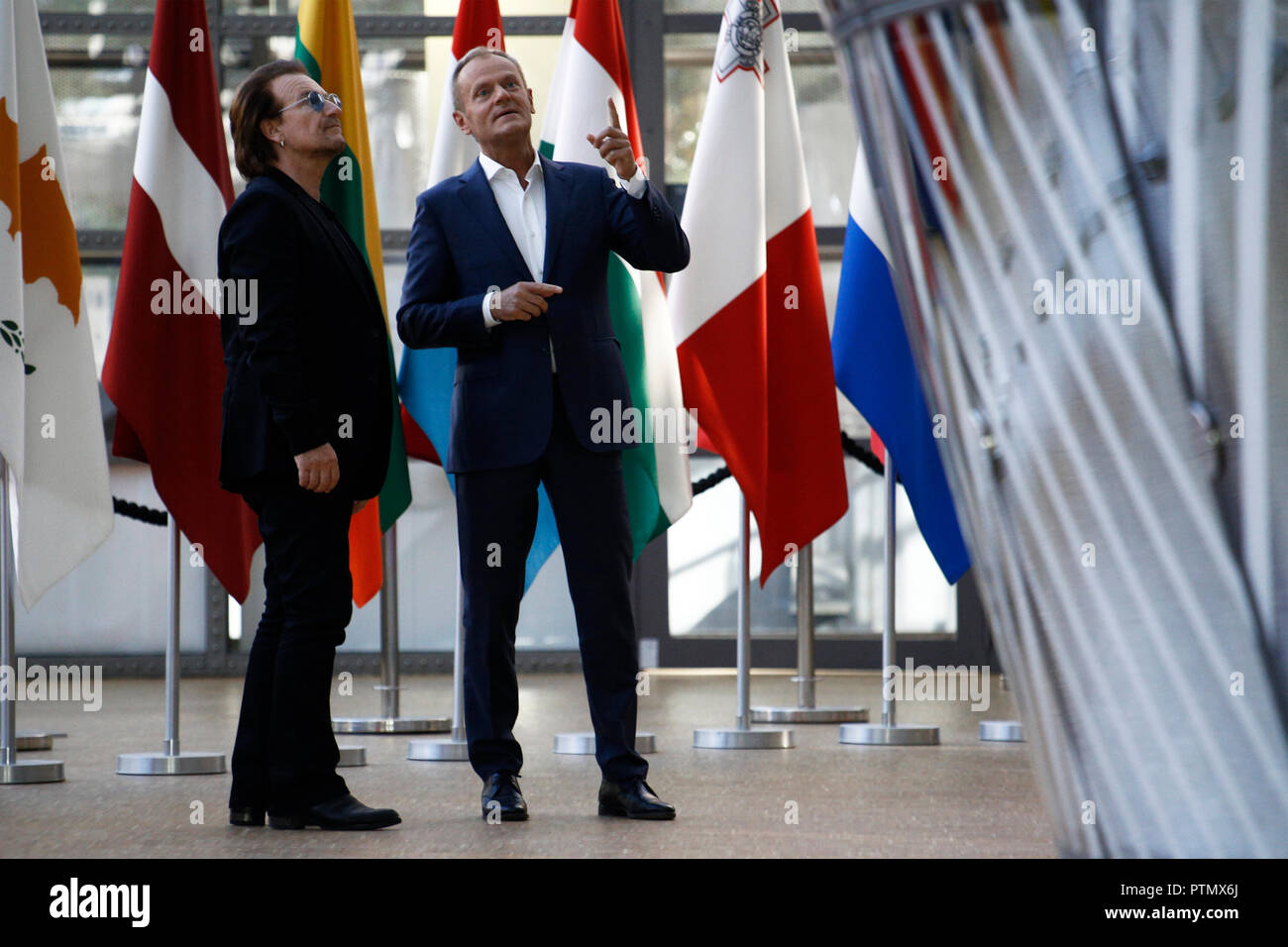 Brüssel, Belgien. 10. Oktober, 2018. Donald Tusk, der Präsident des Europäischen Rates begrüßt, Bono, U2 Sänger und Mitbegründer der eine Kampagne des Europäischen Rates Hauptquartier. Alexandros Michailidis/Alamy leben Nachrichten Stockfoto