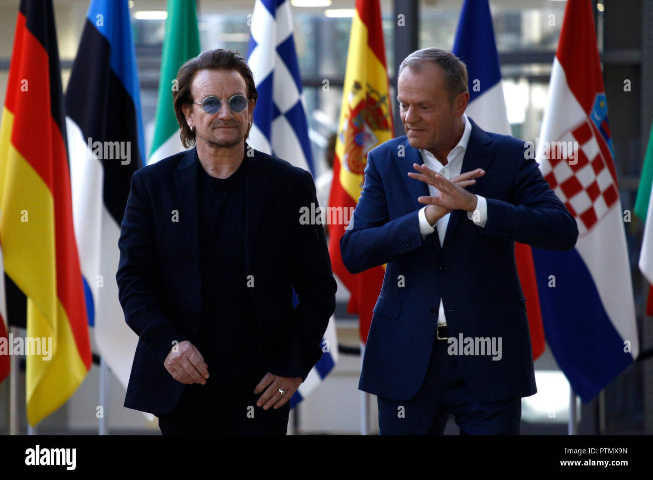 Brüssel, Belgien. 10. Oktober, 2018. Donald Tusk, der Präsident des Europäischen Rates begrüßt, Bono, U2 Sänger und Mitbegründer der eine Kampagne des Europäischen Rates Hauptquartier. Alexandros Michailidis/Alamy leben Nachrichten Stockfoto