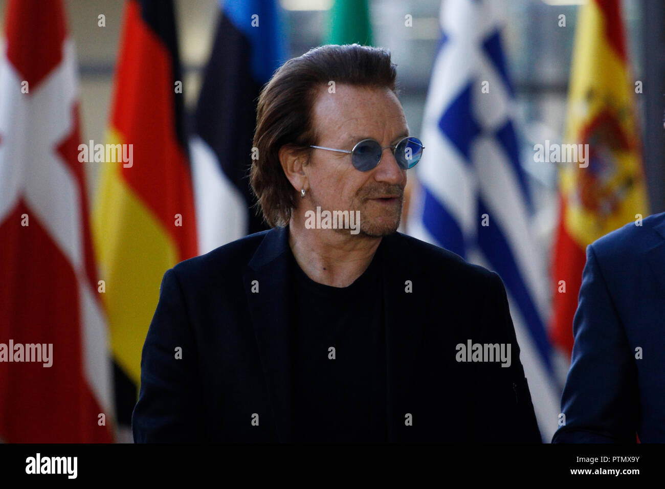 Brüssel, Belgien. 10. Oktober, 2018. Donald Tusk, der Präsident des Europäischen Rates begrüßt, Bono, U2 Sänger und Mitbegründer der eine Kampagne des Europäischen Rates Hauptquartier. Alexandros Michailidis/Alamy leben Nachrichten Stockfoto