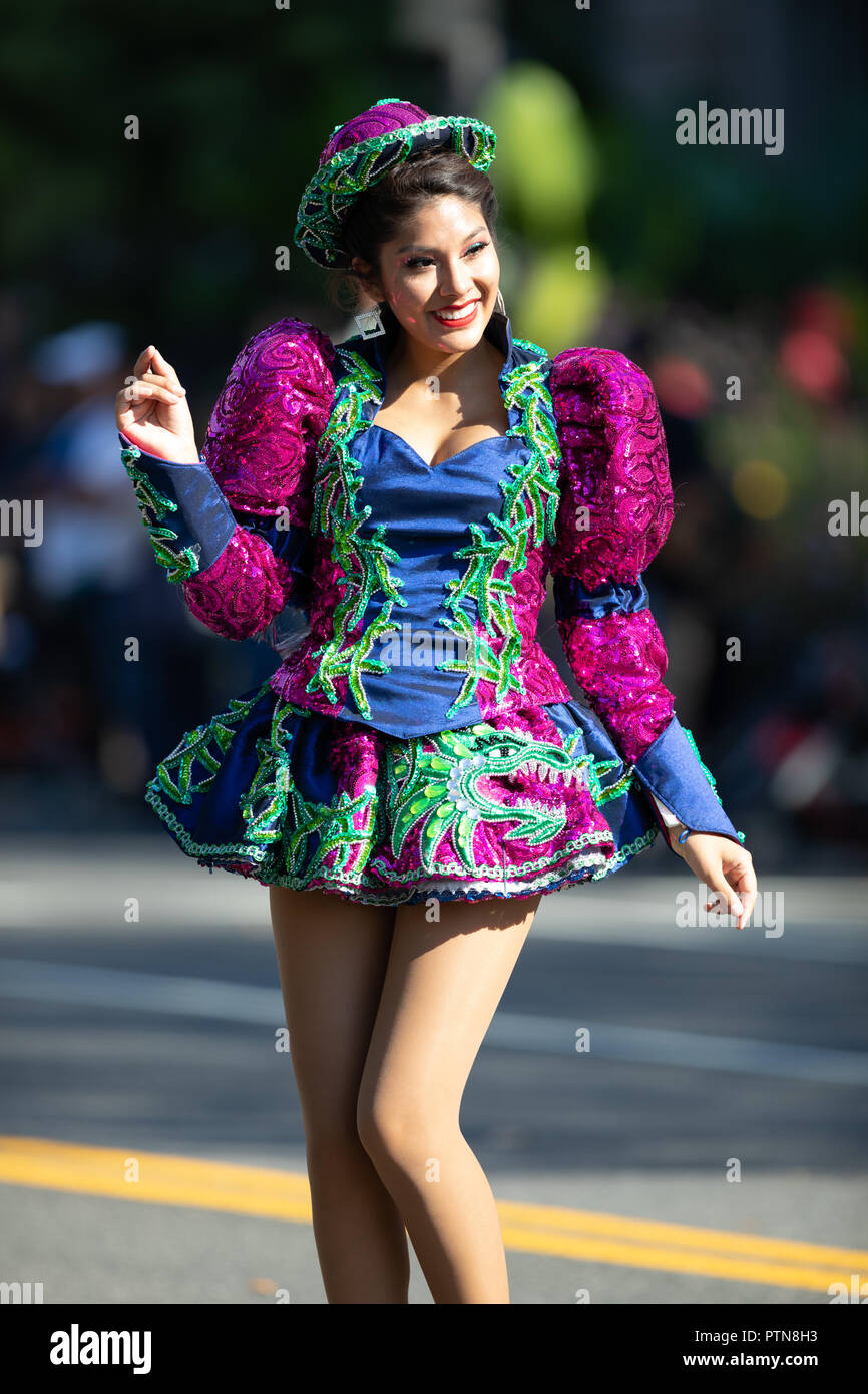 Washington, D.C., USA - 29. September 2018: Die Fiesta DC-Parade,  bolivianischen Frauen tragen traditionelle Kleidung, die einen  traditionellen Tanz von boli Stockfotografie - Alamy