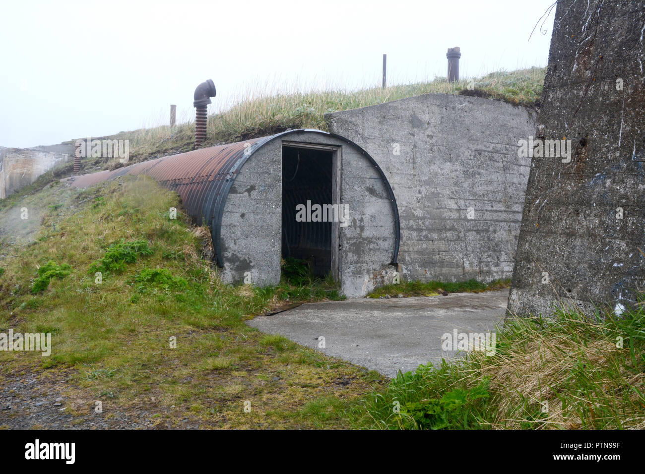 Eine verlassene Welt Krieg Zwei US-amerikanischen militärischen Bunker am Fort Schwatka auf dem Berg Ballyhoo, Insel Amaknak, Unalaska, Aleuten, Alaska, USA. Stockfoto