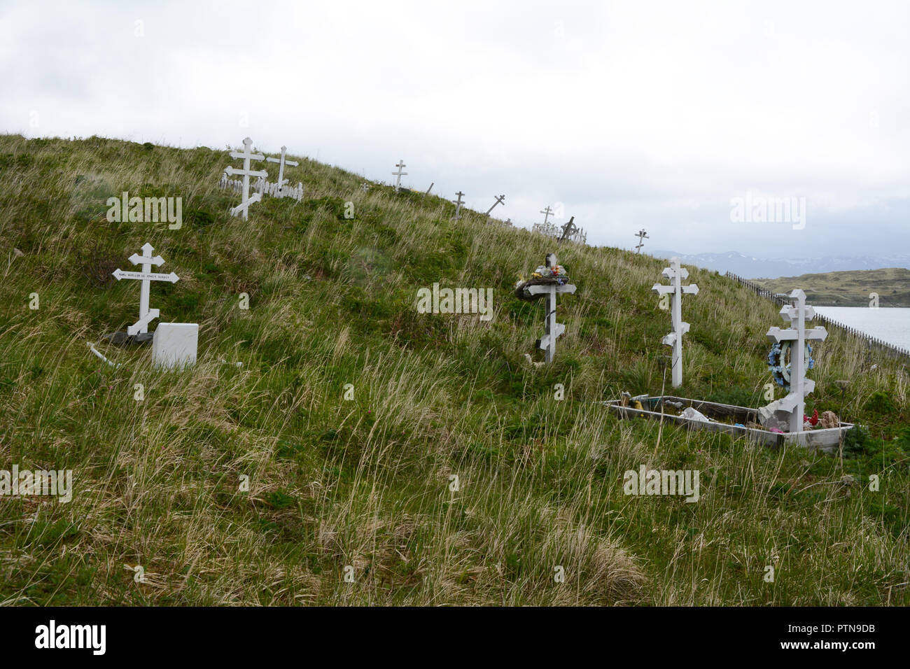 Russisch-orthodoxe Kreuze auf dem Friedhof am Rande der Stadt Unalaska, Unalaska Island, Aleuten Archipel, United States Stockfoto