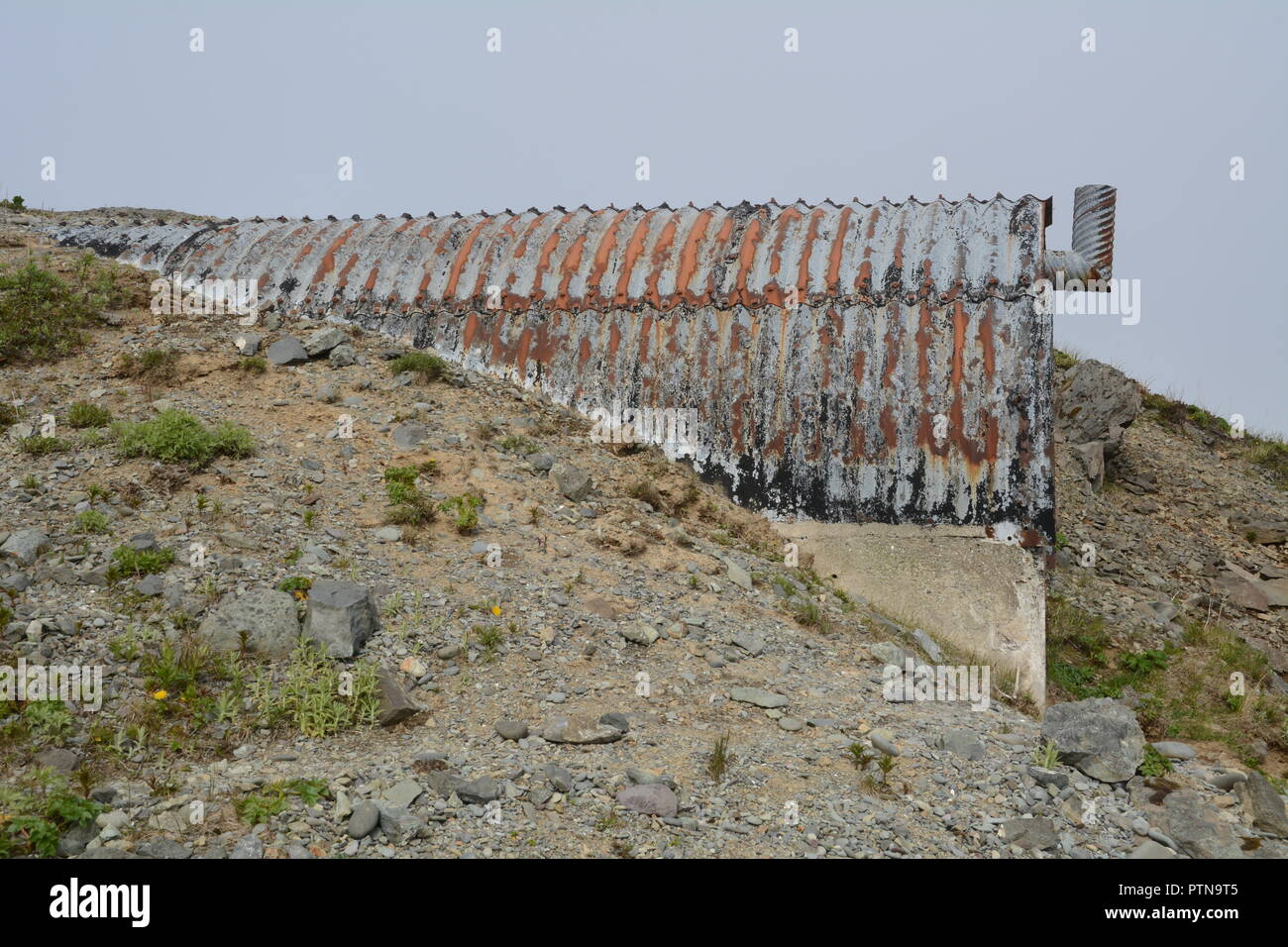 Eingang zu einem Weltkrieg zwei US-Militärbasis und Bunker auf Bunker Hill, über Dutch Harbor, Unalaska, Aleuten, Alaska, USA. Stockfoto