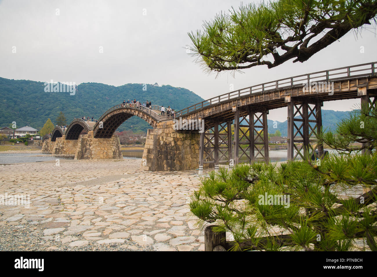Die kintai Brücke, eine historische hölzerne Bogenbrücke, in der Stadt von Iwakuni, in der Präfektur Yamaguchi, Japan Stockfoto