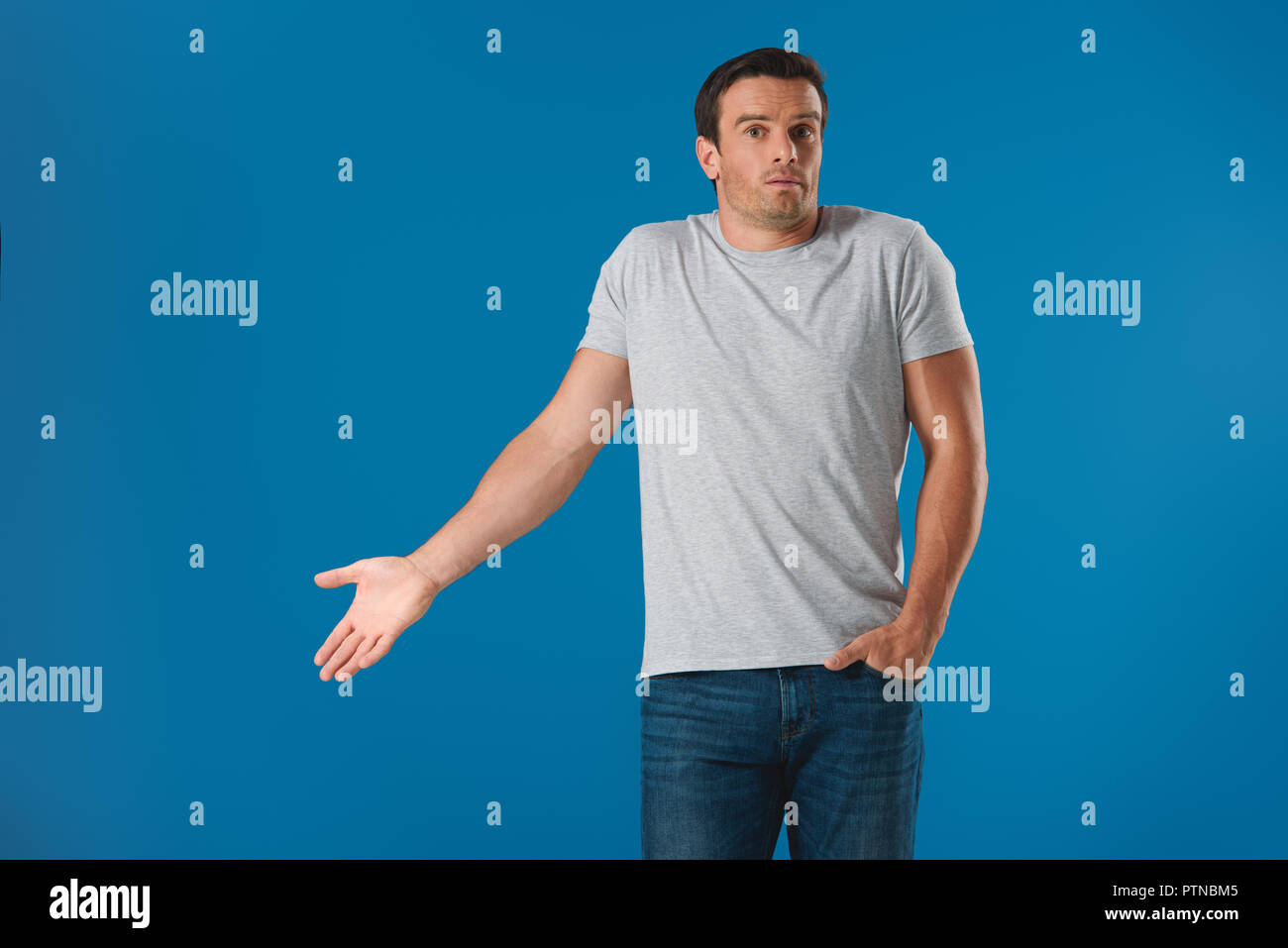 Mann und deutete mit der Hand und die Kamera isoliert auf Blau überrascht Stockfoto