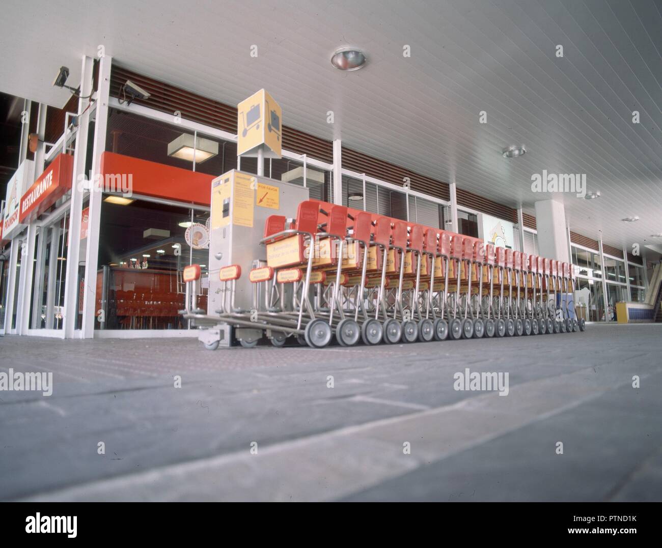 CARROS PARA TRANSPORTE DE EQUIPAJE. Lage: ESTACION DE CHAMARTIN. MADRID. Spanien. Stockfoto