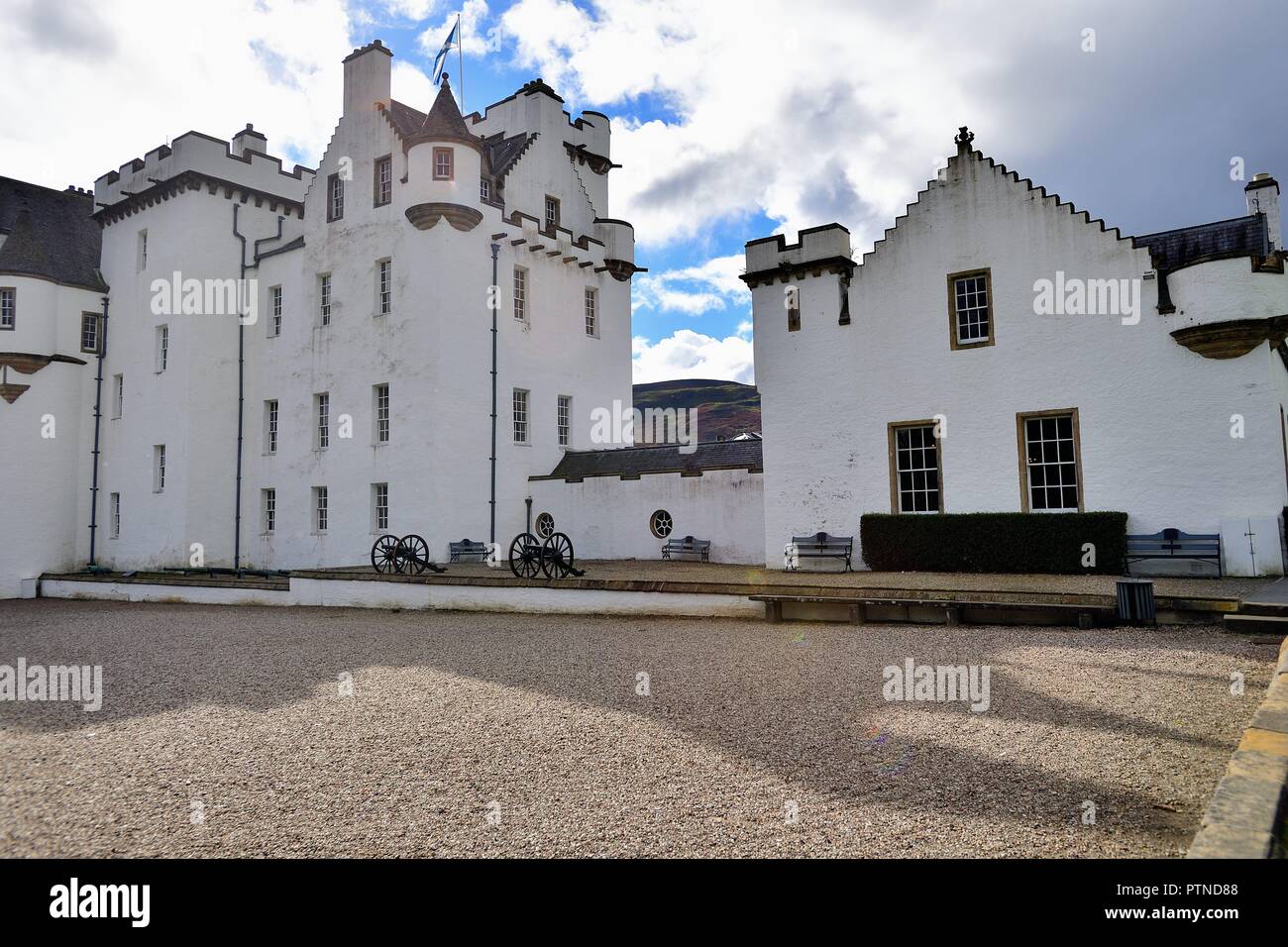 Blair Atholl, Schottland, Vereinigtes Königreich. Die Gründung von Blair Castle geht auf das 13th. Jahrhundert zurück und ist heute eine der majestätischsten Burgen Schottlands. Stockfoto