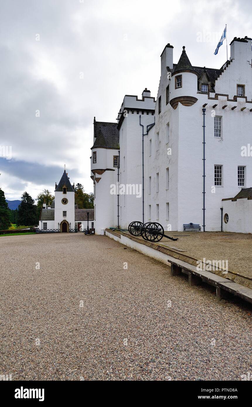 Blair Atholl, Schottland, Vereinigtes Königreich. Blairs Schloss fondations Datum auf das 13. Jahrhundert und heute, ist eine der beeindruckendsten Burgen Schottlands. Stockfoto