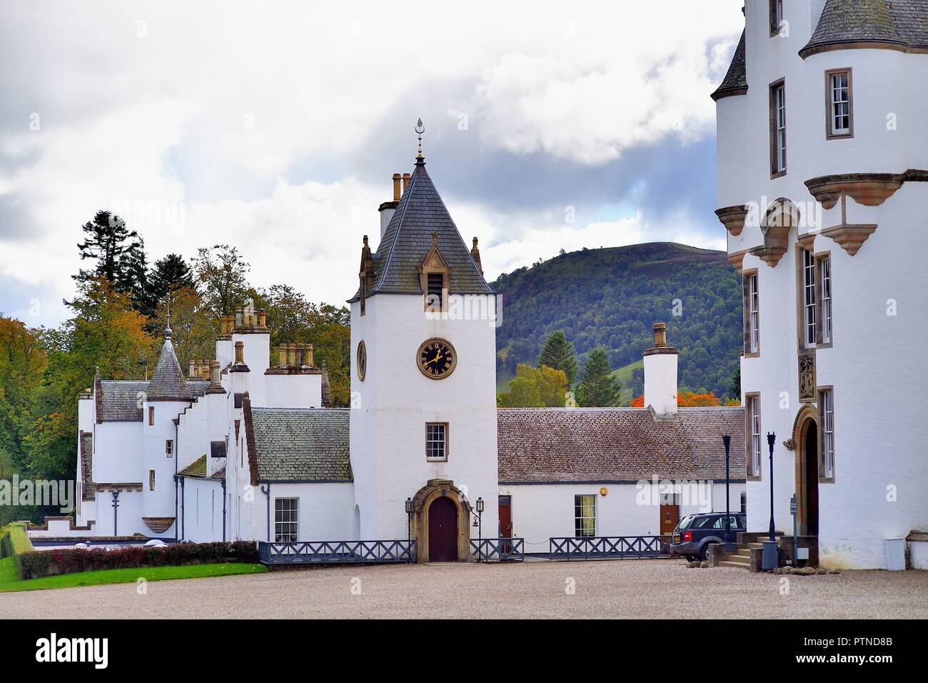 Blair Atholl, Schottland, Vereinigtes Königreich. Die Gründung von Blair Castle geht auf das 13th. Jahrhundert zurück und ist heute eine der majestätischsten Burgen Schottlands. Stockfoto