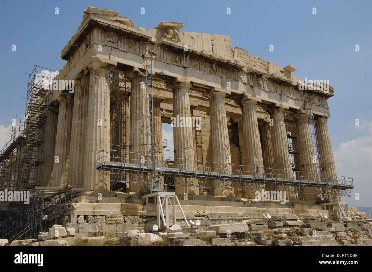 Griechenland. Athen. Akropolis. Parthenon. Klassische Tempel der Athena, 447 v. Chr.-432 v. Chr. gewidmet. Dorischer Ordnung. Architekten: Iktinos und Callicrates. Bildhauer: Phidias. Allgemeine Ansicht. Stockfoto