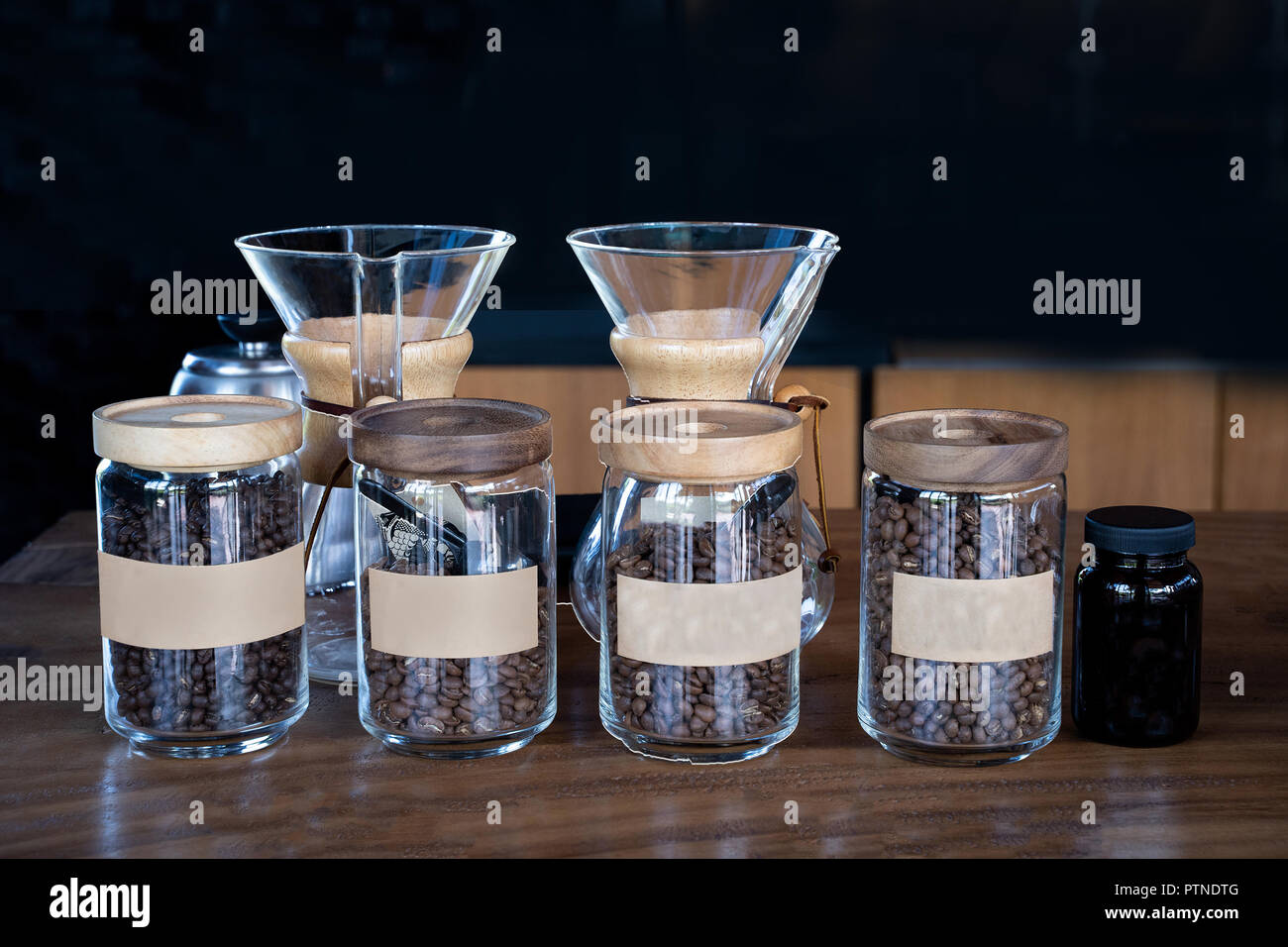 Kaffee in einer Glasflasche Kaffeebohnen Stockfoto