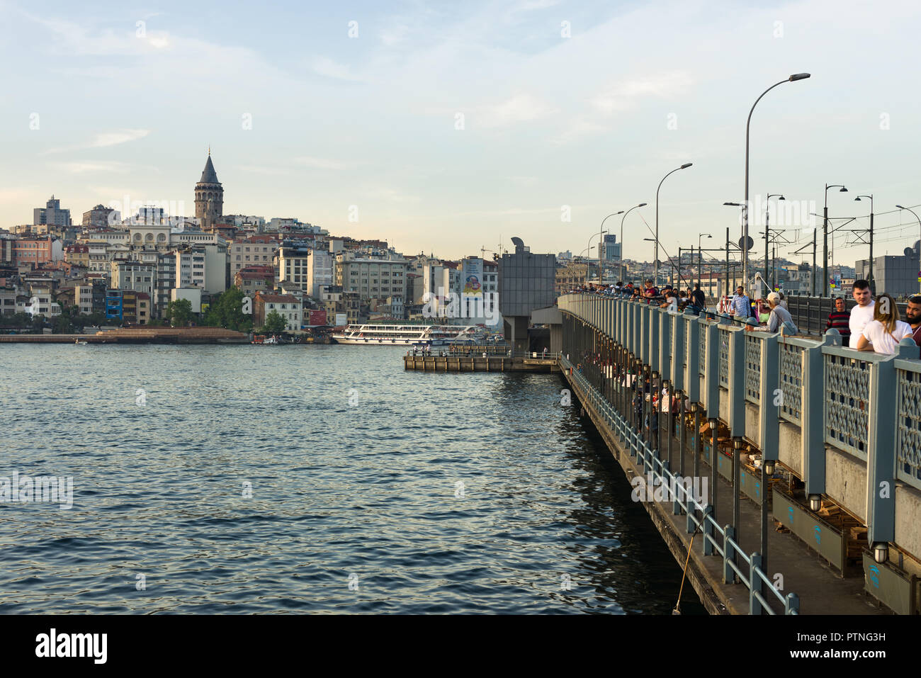 Galata Brücke mit Fischer am späten Nachmittag Licht, Karakoy und Galata Tower in der Ferne, Istanbul, Türkei Stockfoto
