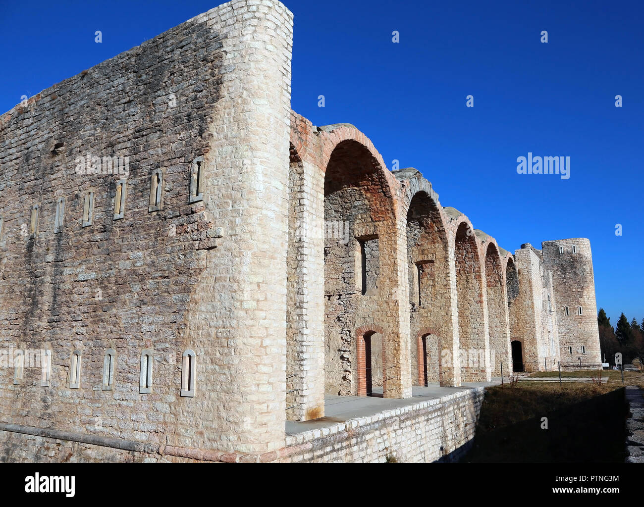 Mauern einer alten Festung des Ersten Weltkrieges in der nähe von Asiago Stadt in der Provinz Vicenza in Italien Stockfoto