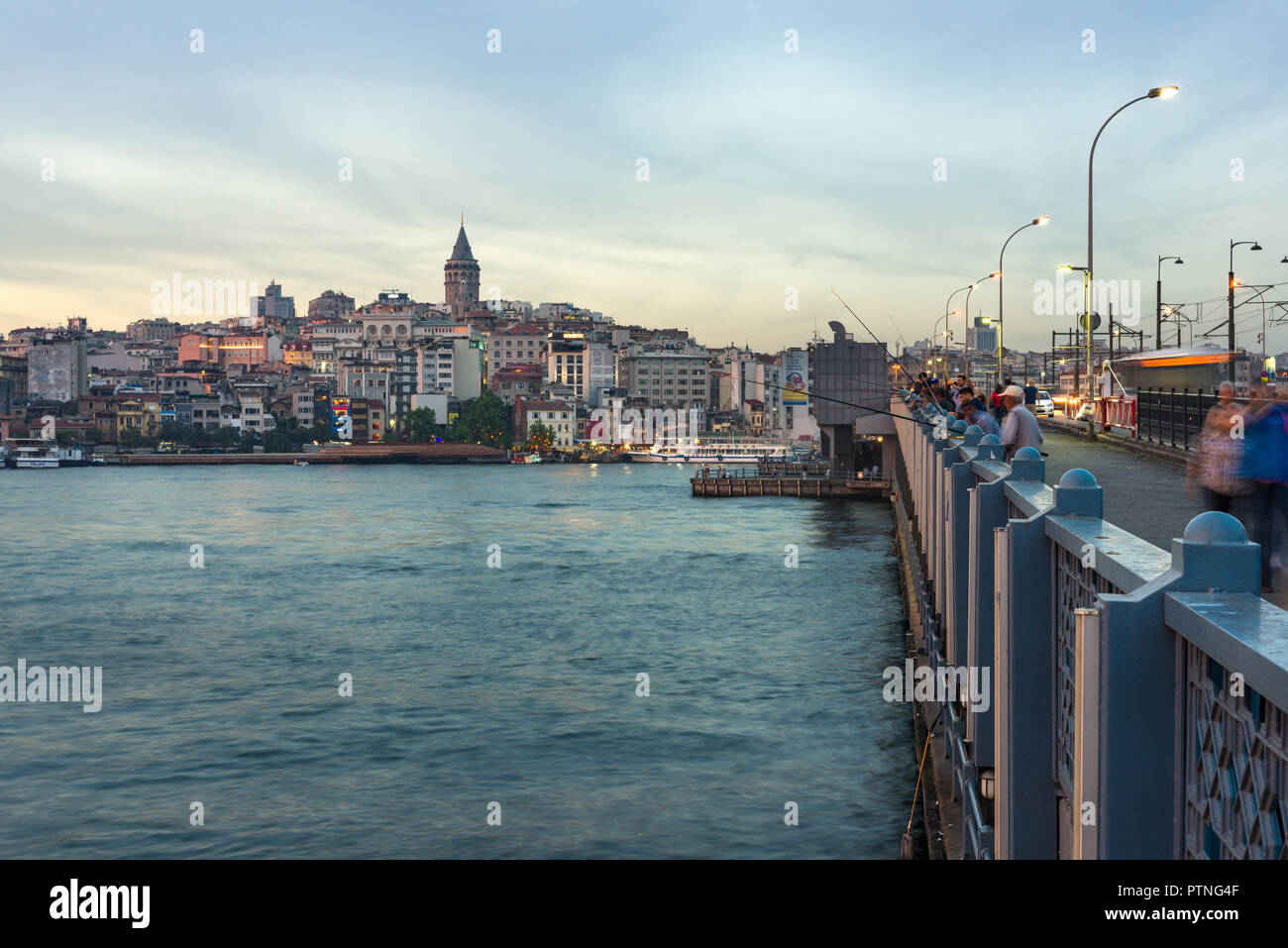 Galata Brücke mit Fischer am späten Nachmittag Licht, Karakoy und Galata Tower in der Ferne, Istanbul, Türkei Stockfoto