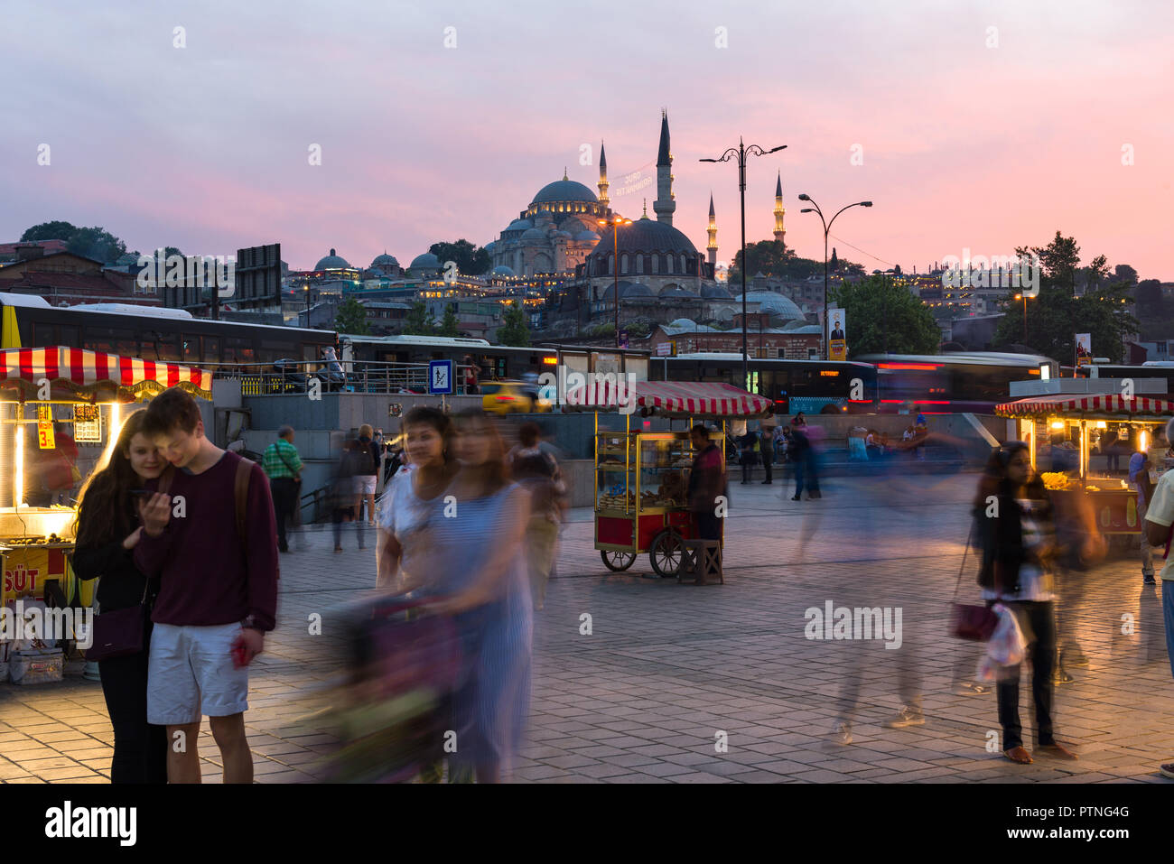 Eminönü Basar mit Ständen und Menschen mit Süleymaniye-moschee beleuchtet im Hintergrund bei Sonnenuntergang, Istanbul, Türkei Stockfoto