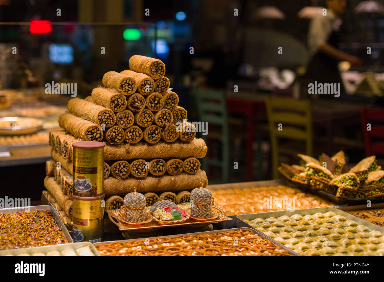 Verschiedene türkische Baklava in einem Restaurant Fenster, Istanbul, Türkei Stockfoto