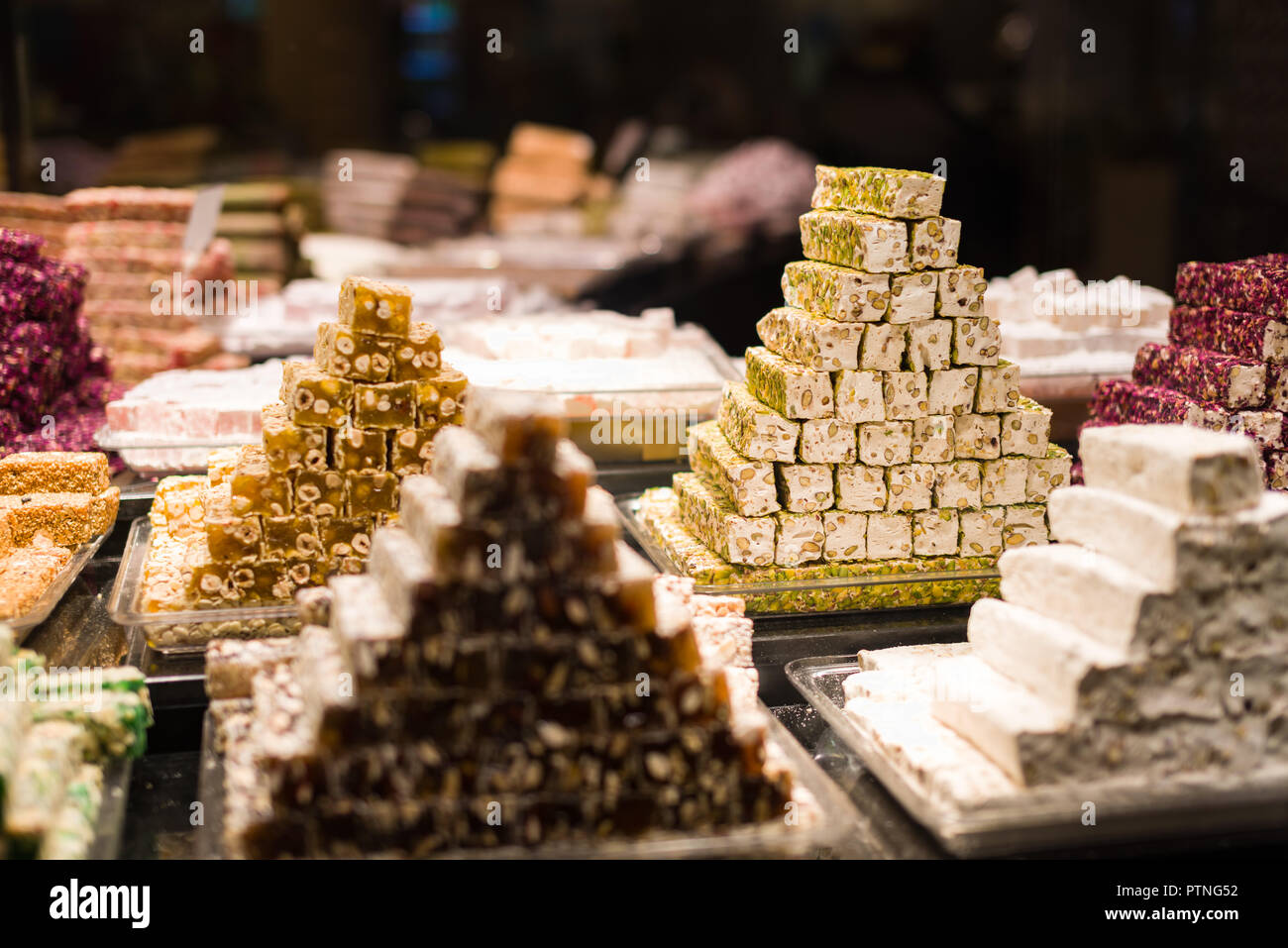 Verschiedene Turkish Delight oder Lokum auf Anzeige in einem Restaurant, Fenster, Istanbul, Türkei Stockfoto
