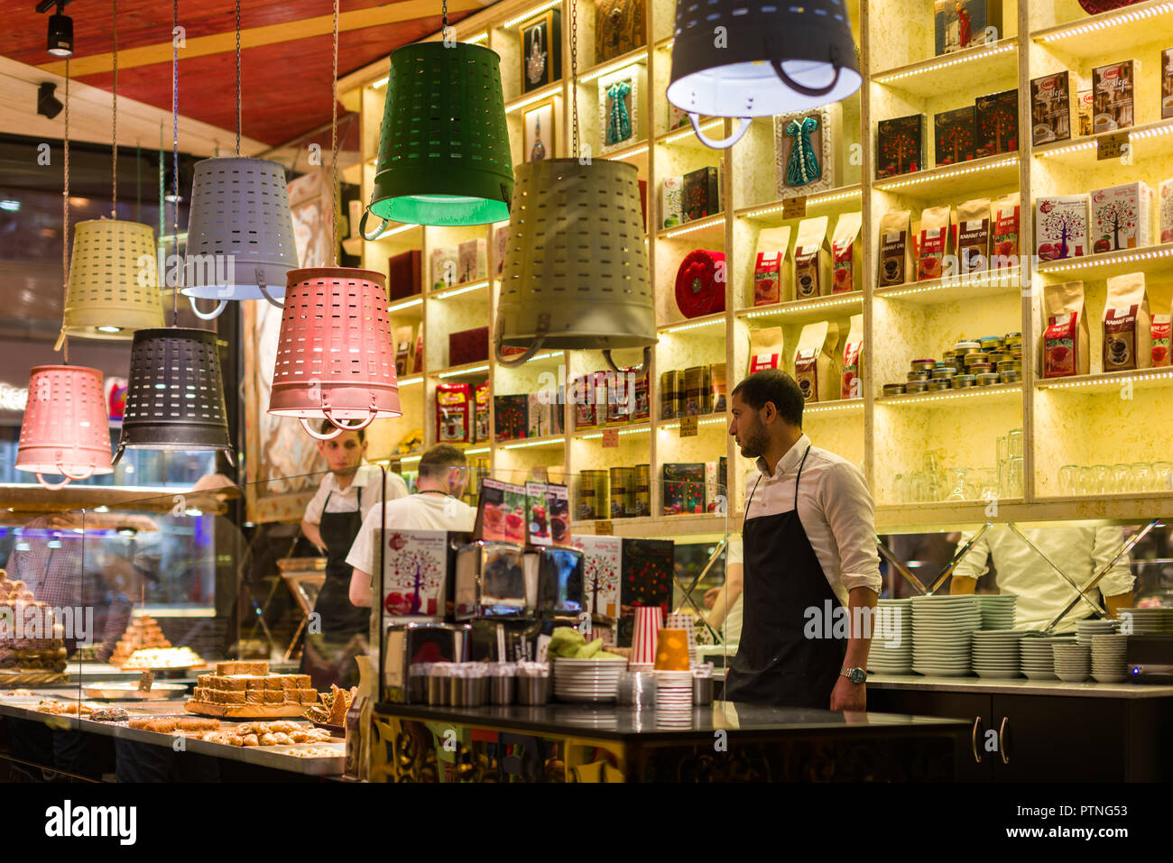 Innenraum eines Türkischen dessert Restaurant mit Personal hinter der Theke und Essen auf dem Display, Istanbul, Türkei Stockfoto