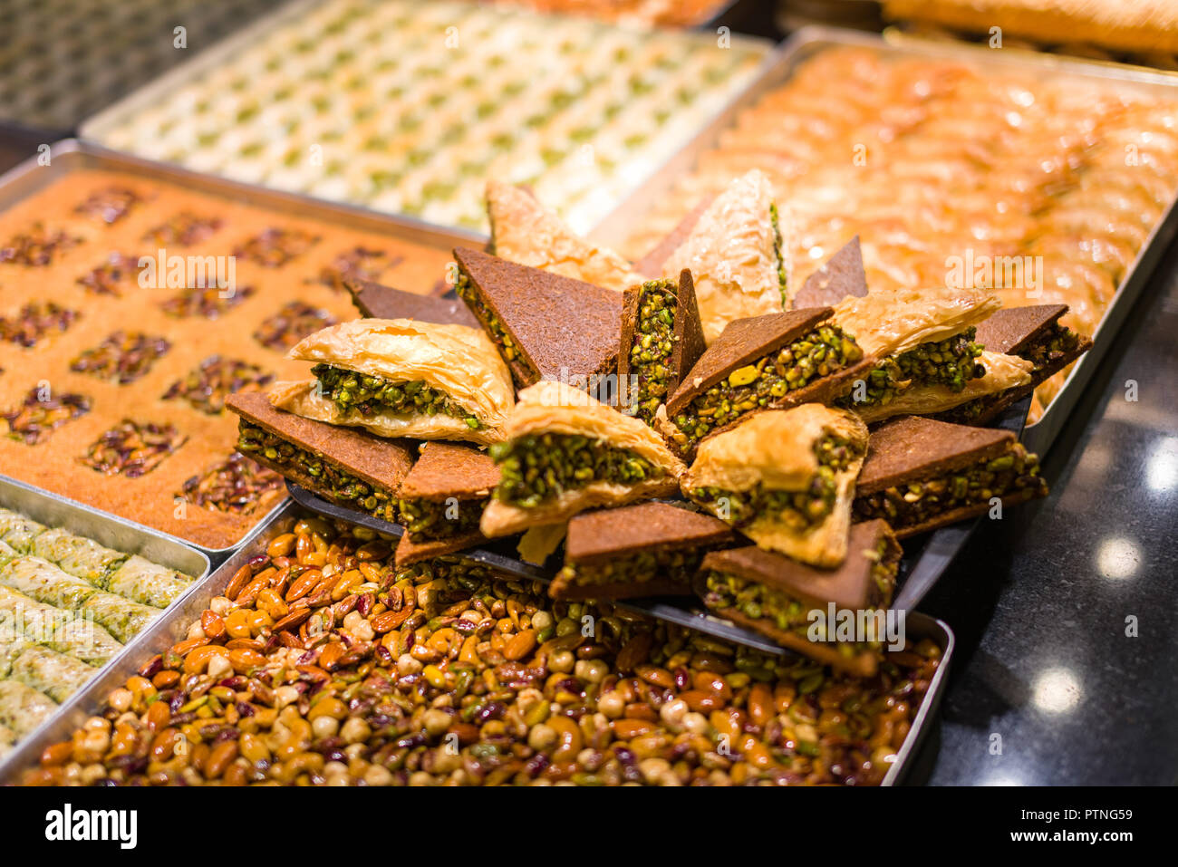 Türkisches baklava und Turkish Delight in einem Restaurant Fenster, Istanbul, Türkei Stockfoto