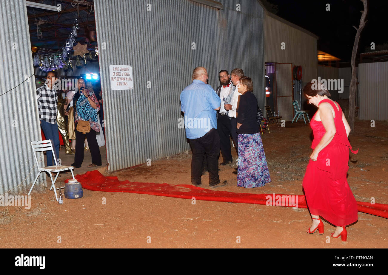 Teilnehmer an der Outback Ball, ein Side event der Pferderennen am Landor, 1000 km nördlich von Perth, Western Australia. Stockfoto