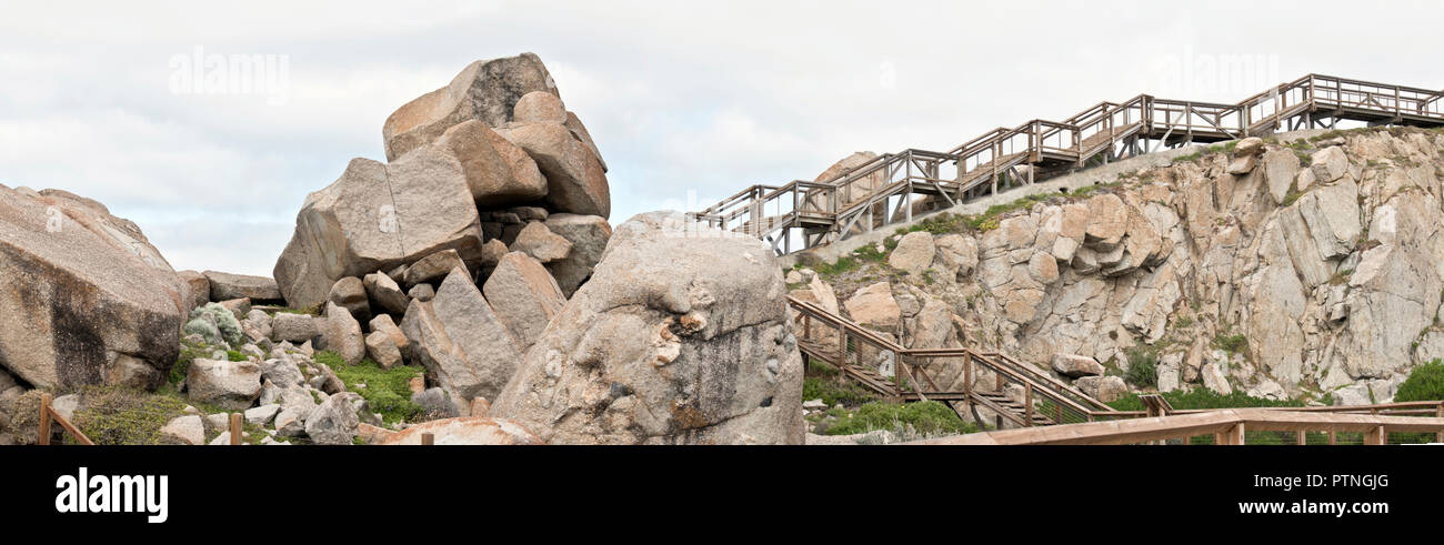 Die Treppen nehmen Touristen an die Spitze der Felsen auf Granite Island Stockfoto