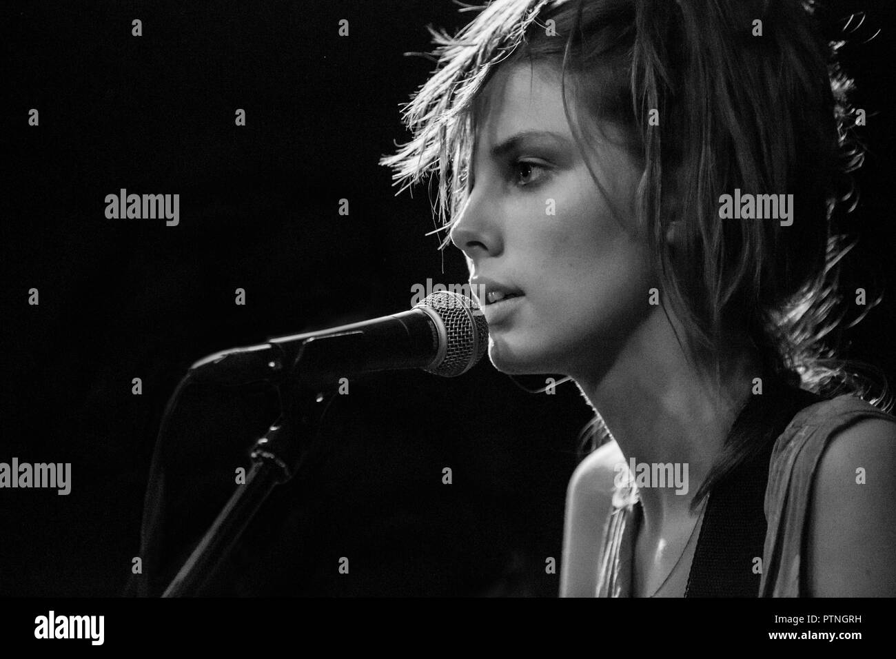 Ellie Rowsell von Wolf Alice, die in einem sehr frühen Gig in 2013 Stockfoto