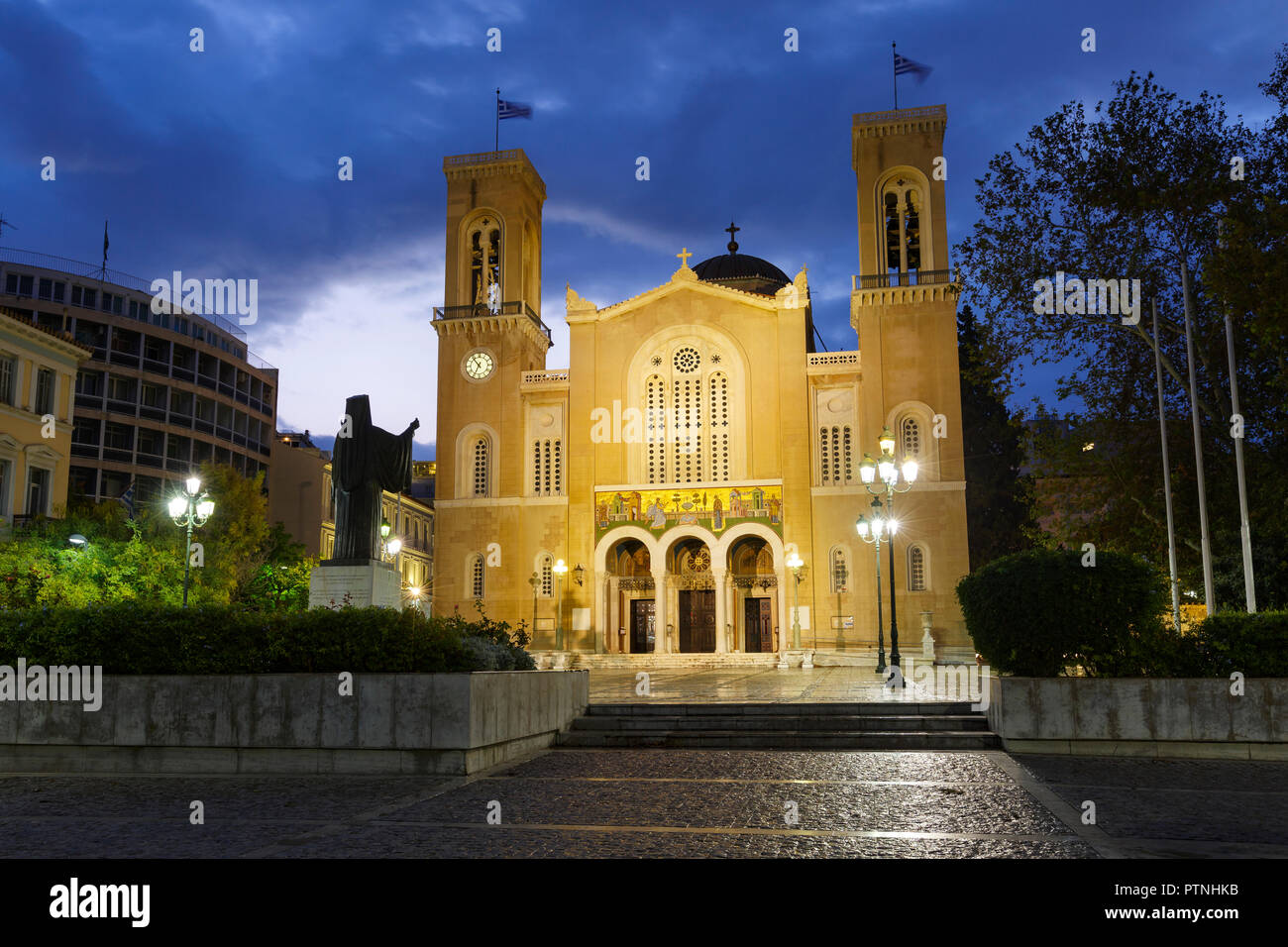 Athen, Griechenland - 29. September 2018: Metropolitan Kathedrale von Athen in Metropolis Square in der Athener Altstadt entfernt. Stockfoto