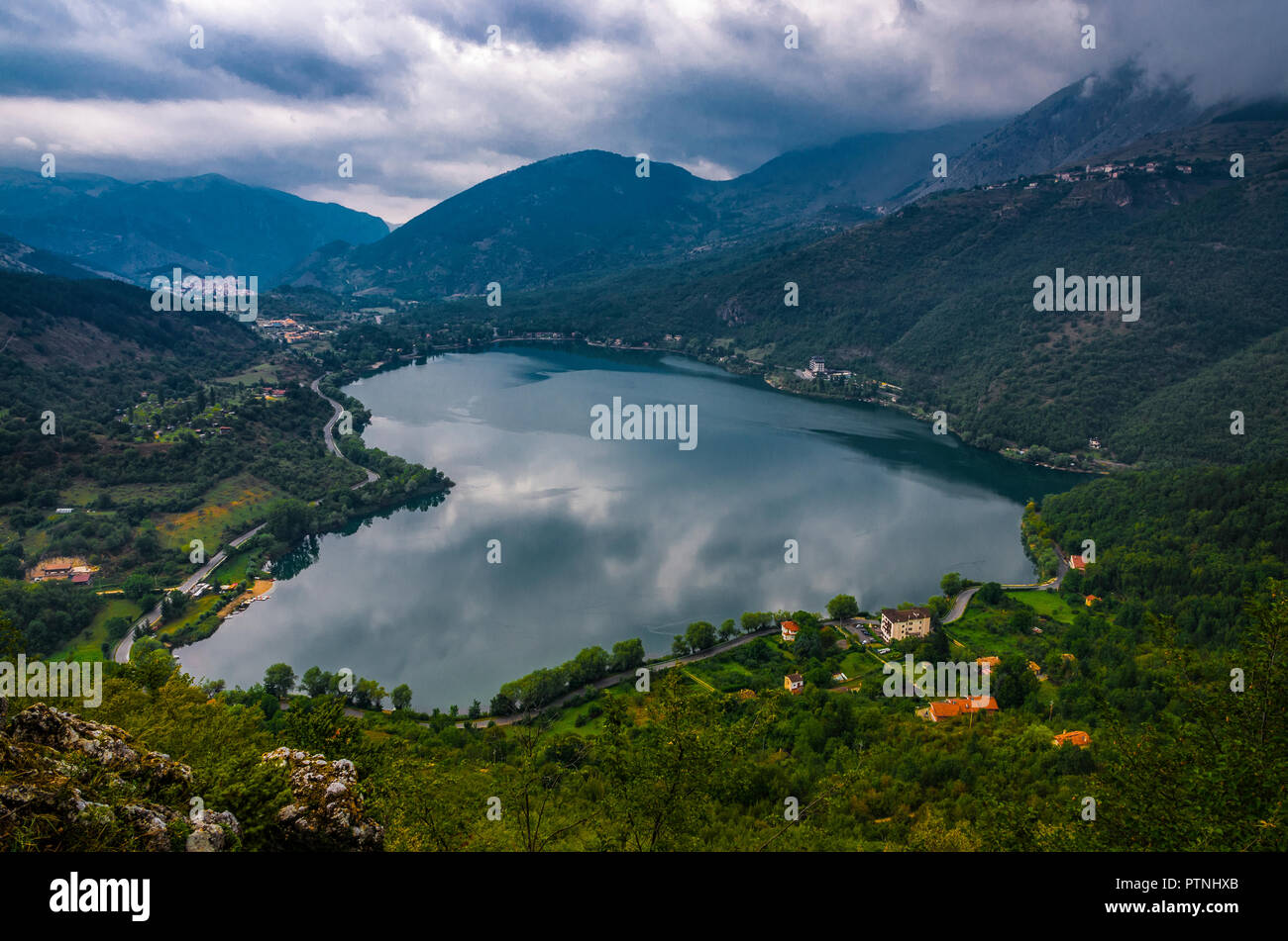 Italien Abruzzen Abruzzen Nationalpark - Der See von Scanno, mit seiner charakteristischen Form 
