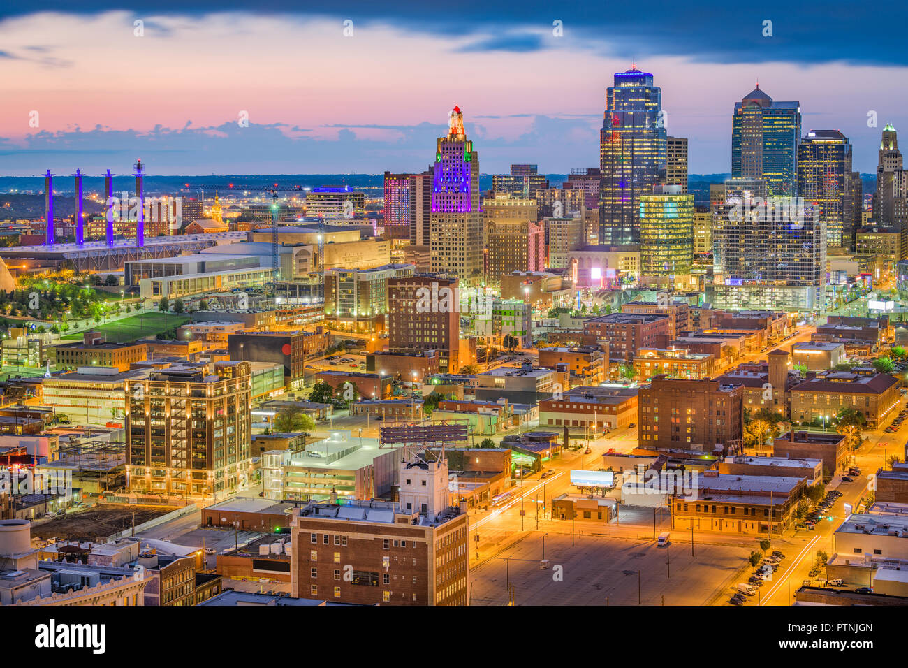 Kansas City, Missouri, USA downtown Stadtbild in der Dämmerung. Stockfoto