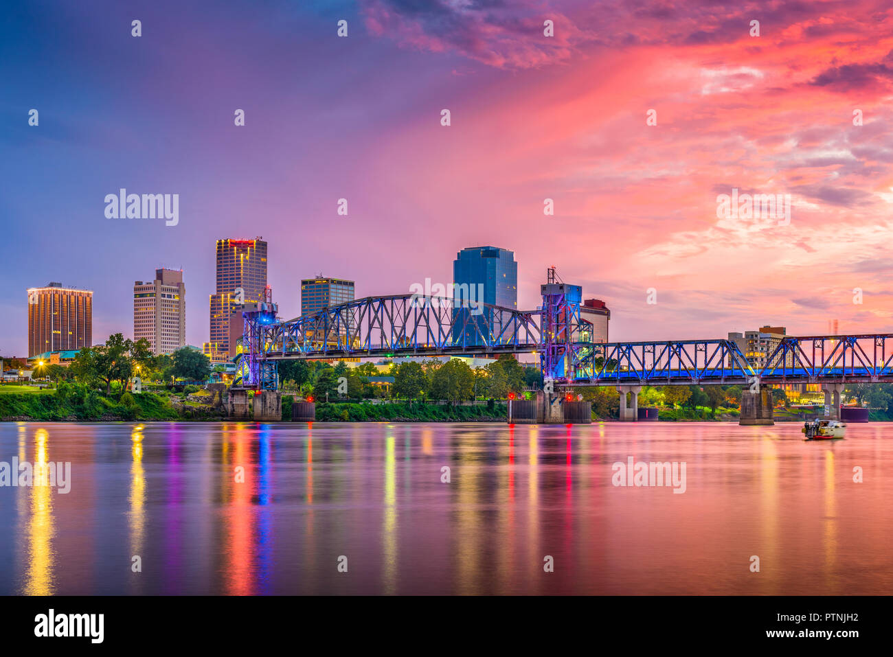 Little Rock, Arkansas, USA Skyline auf dem Arkansas River in der Abenddämmerung. Stockfoto