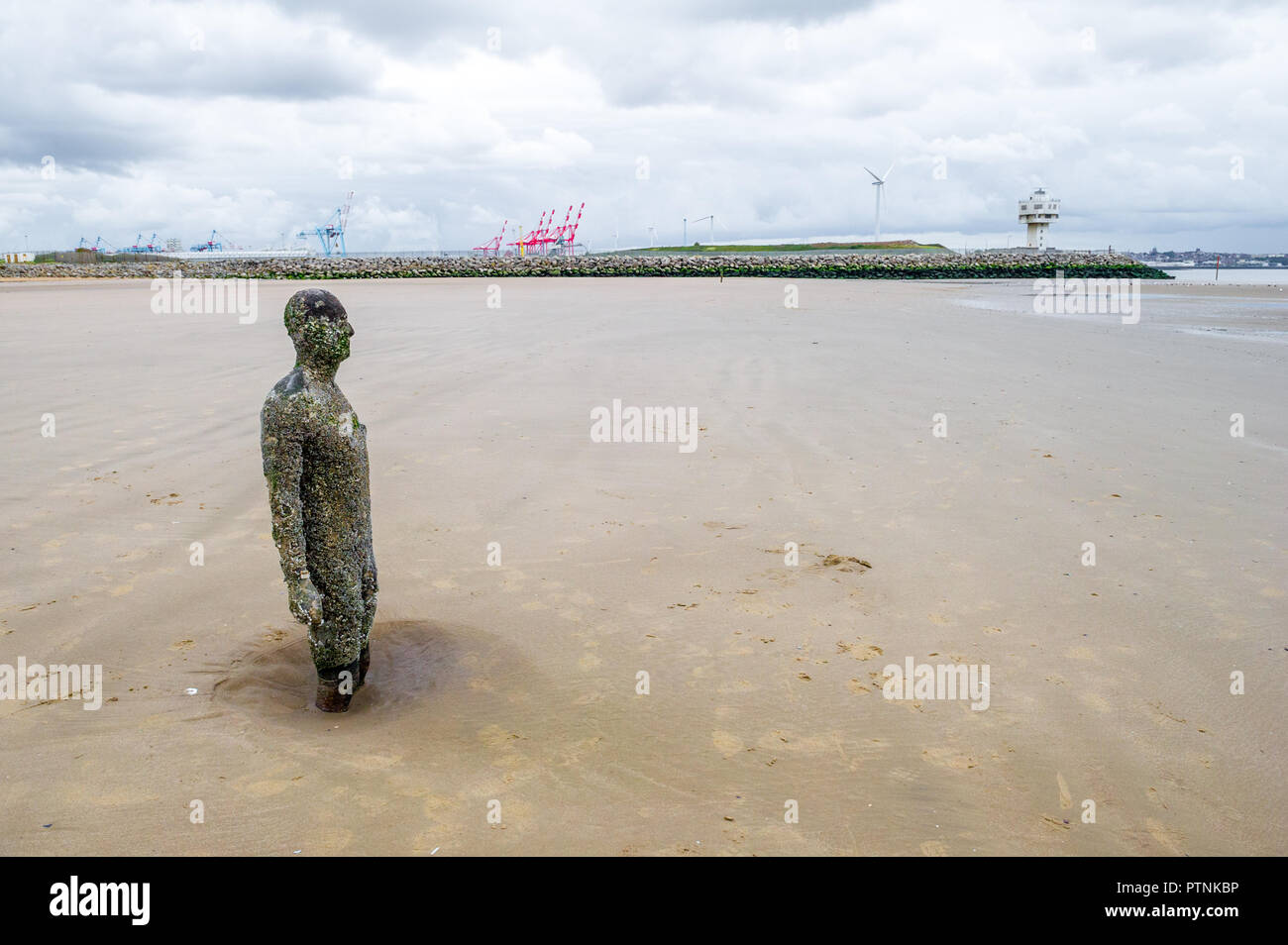 Sir Antony Gormley Gusseisen Figuren auf Crosby Strand, Liverpool, Großbritannien Stockfoto
