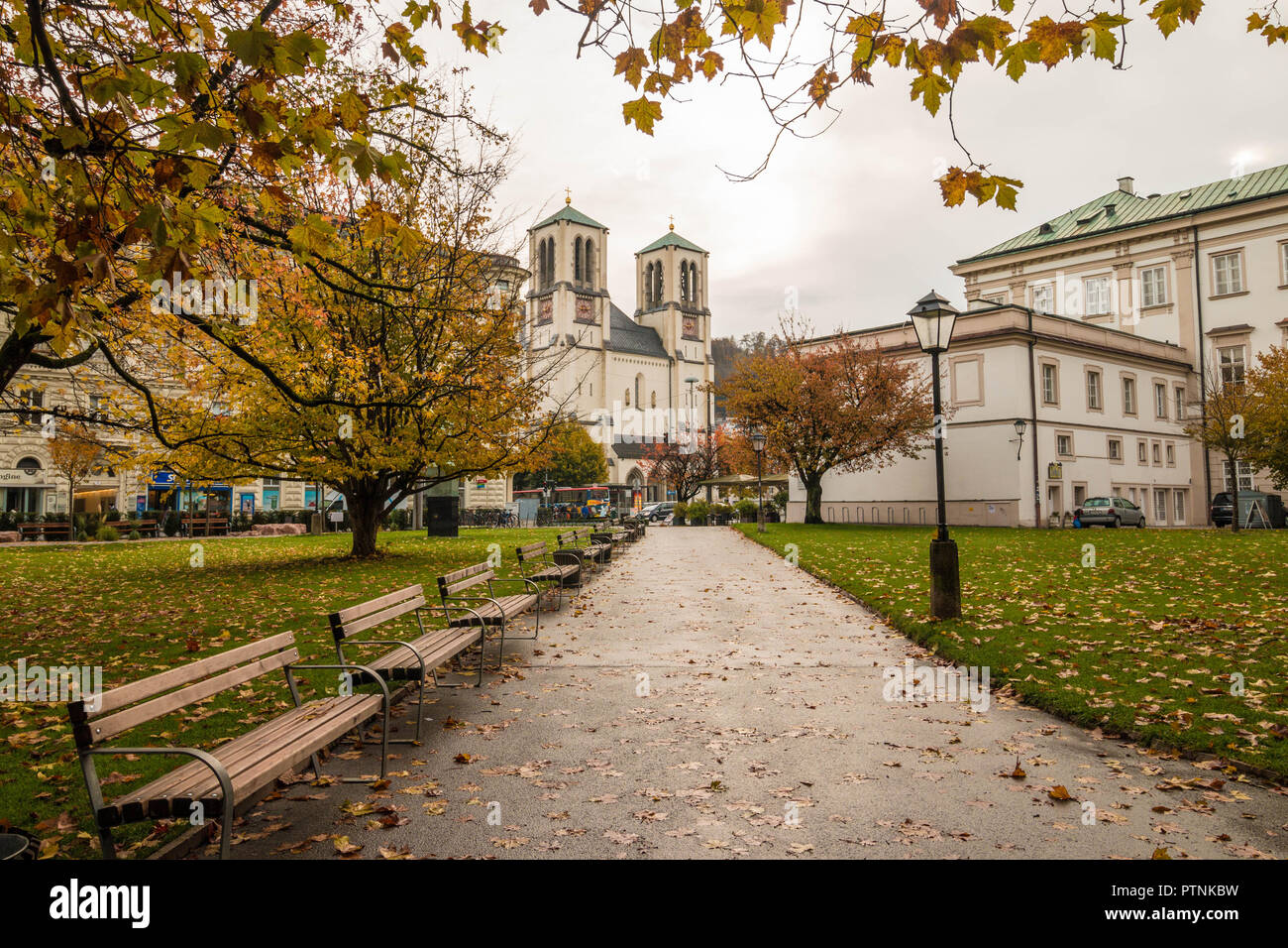 Salzburg, Österreich - 7 November, 2017: Blick von St. Andrew's Kirche (St. Andraekirche) am Mirabellplatz aus einem Park in der Nähe Mirabellgarten. Stockfoto