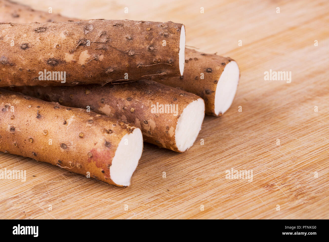 Yam auf Holztisch, Nahaufnahme Stockfoto