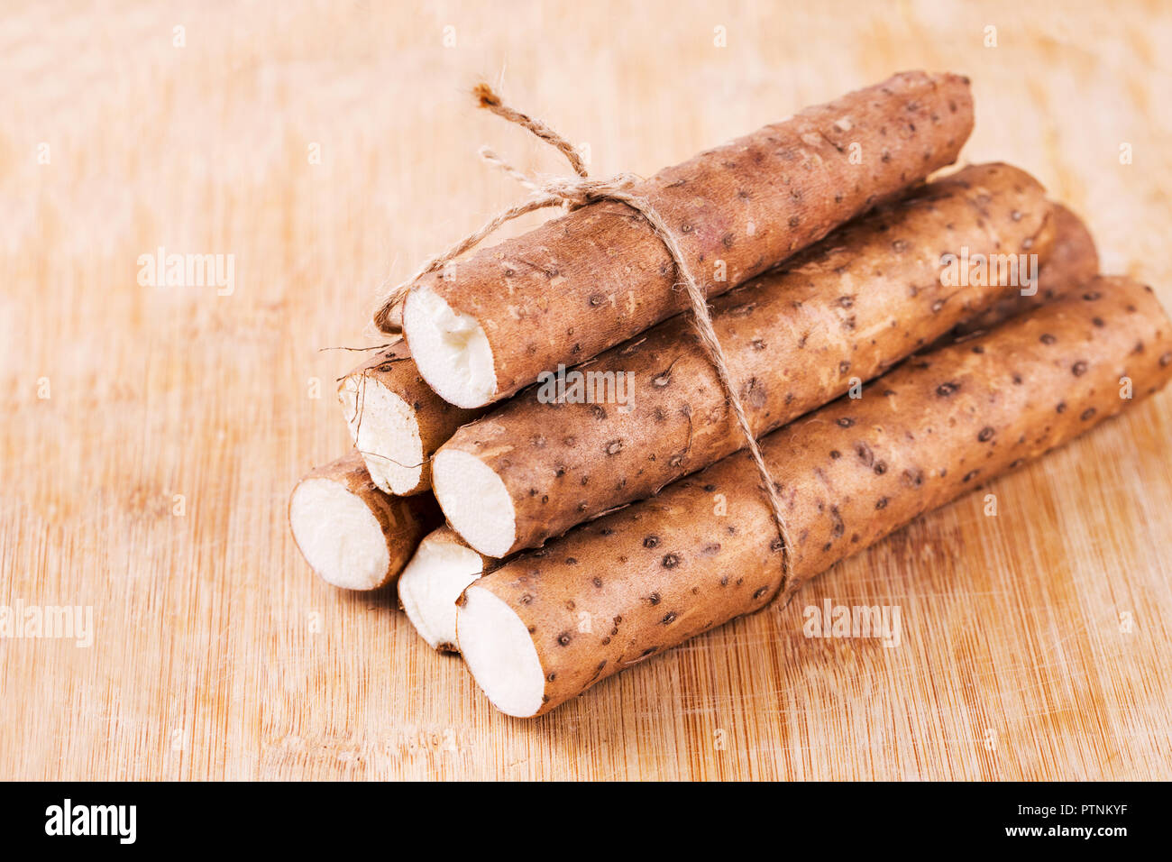 Yam auf Holztisch, Nahaufnahme Stockfoto