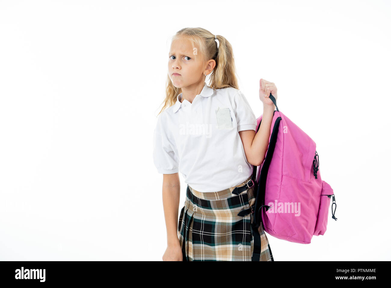 Unglücklich school girl Holding a big Schultasche voller Bücher und Heimarbeit auf weißem Hintergrund in Zurück isolierte Schwierigkeiten lernen Hausaufgaben in die Schule ein Stockfoto