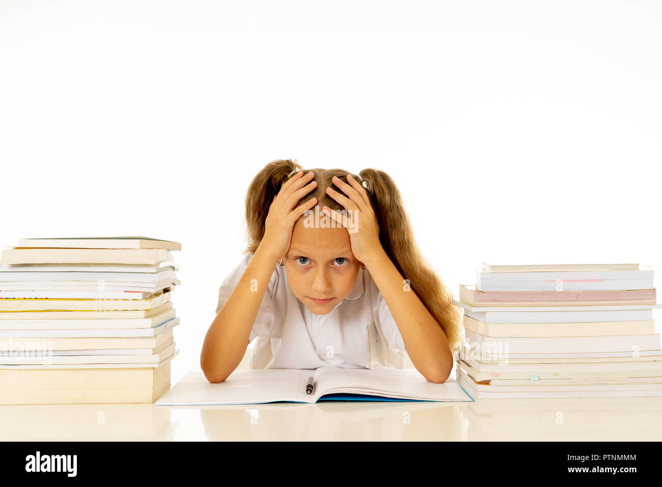 Traurig und müde süßes Schulmädchen mit blonden Haaren sitzen in Stress mit Hausaufgaben überwältigen mit zu viel studieren und Lehrbücher in den Kindern Bildung acade Stockfoto